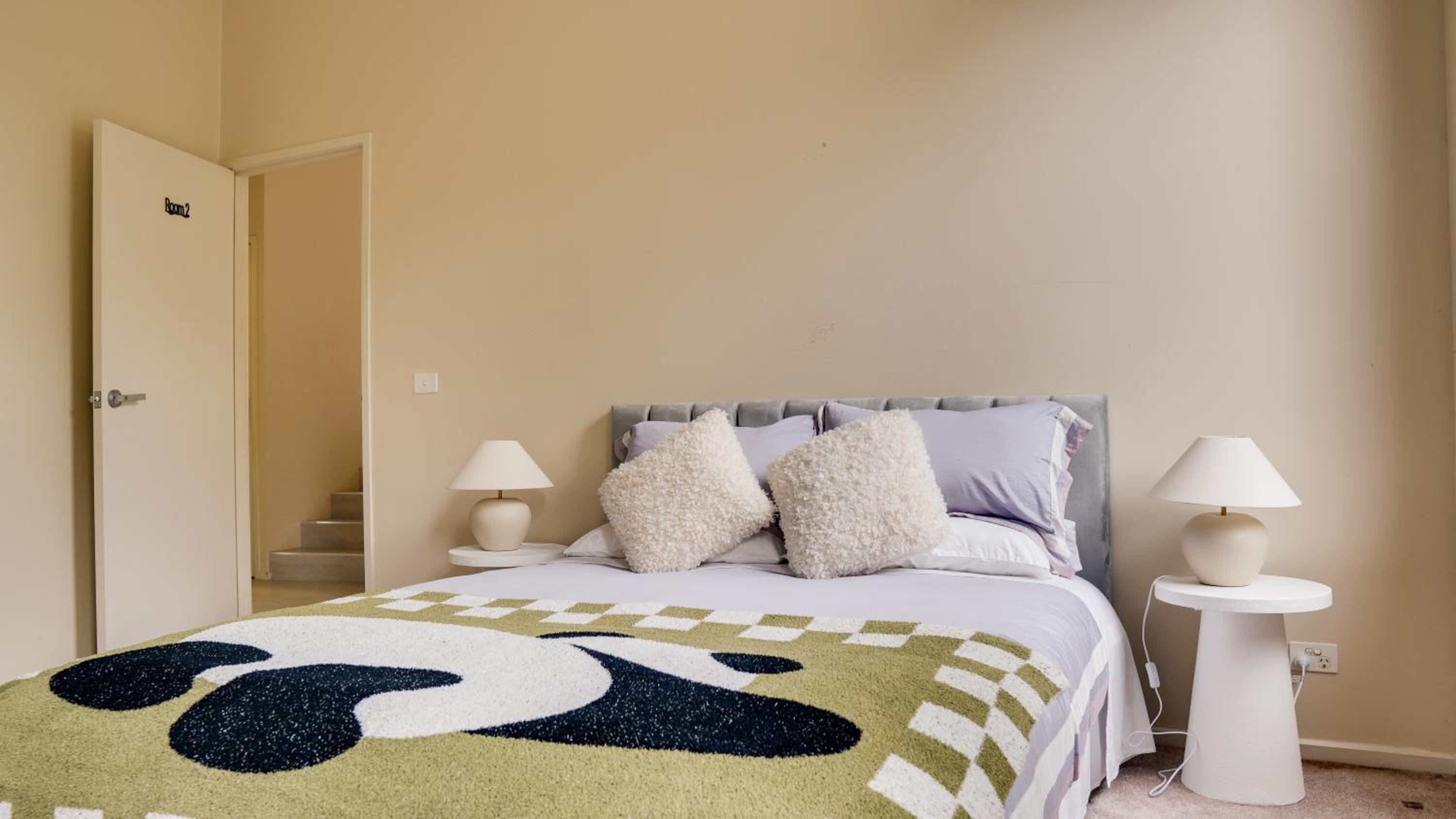 Room 2 - Queen Bed With Garden View photo 3