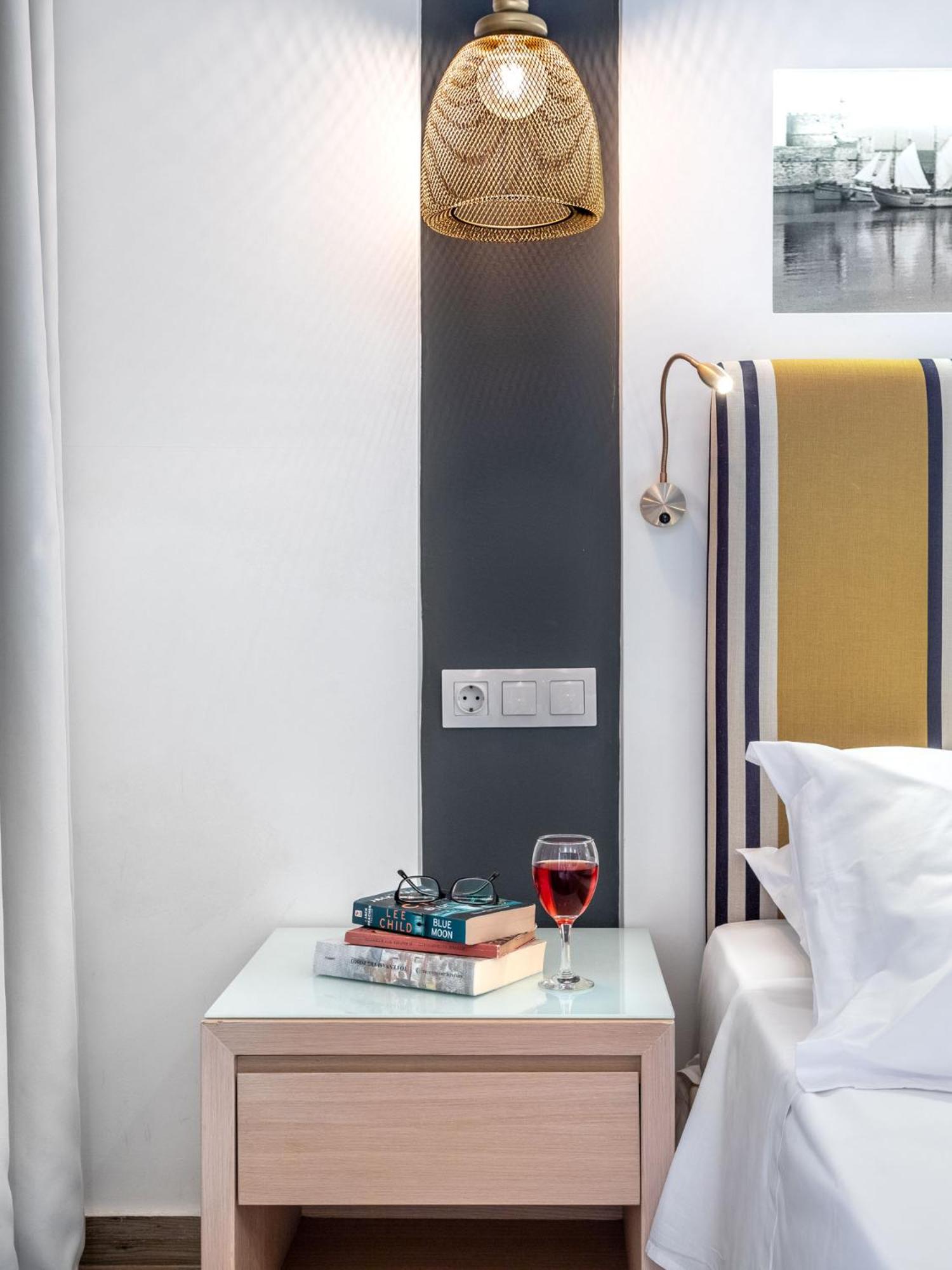 Superior Room with 2 Single beds, single Sofa bed and Balcony - Photo 4