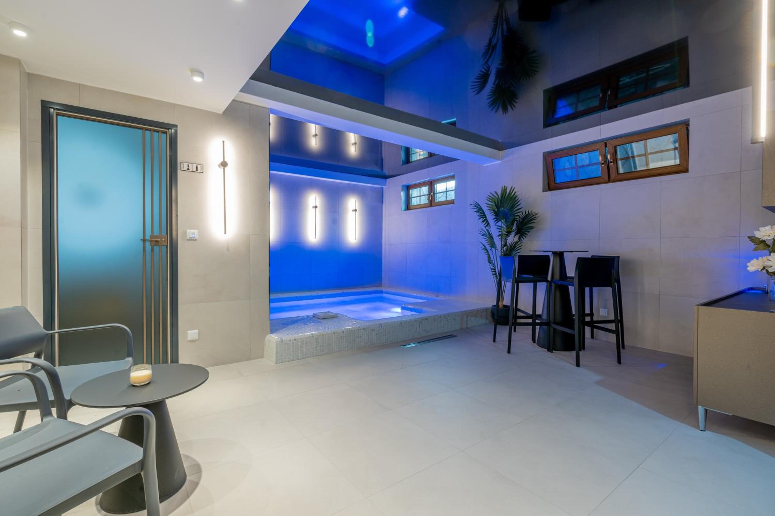 Deluxe Double Room with Balcony photo 3