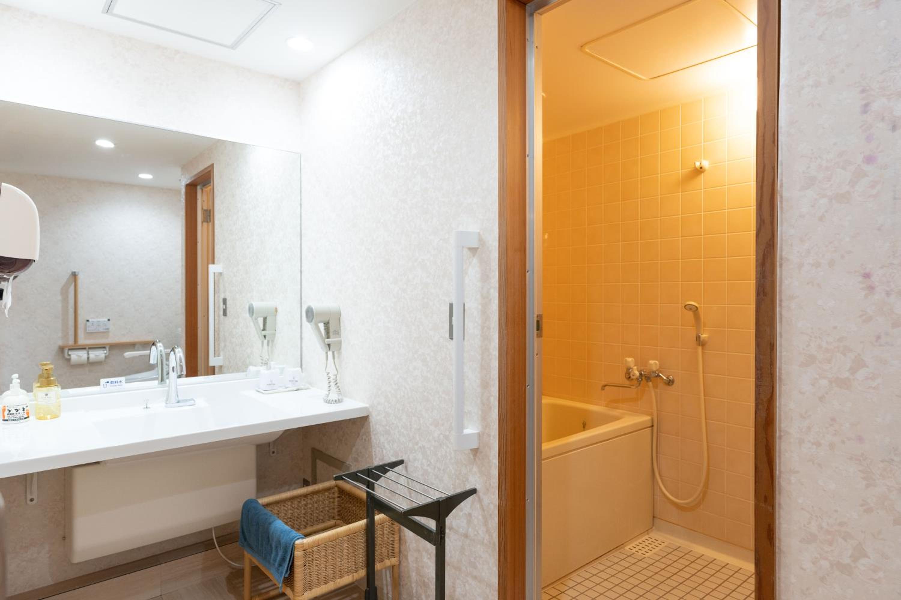 Family Room with Bathroom photo 2