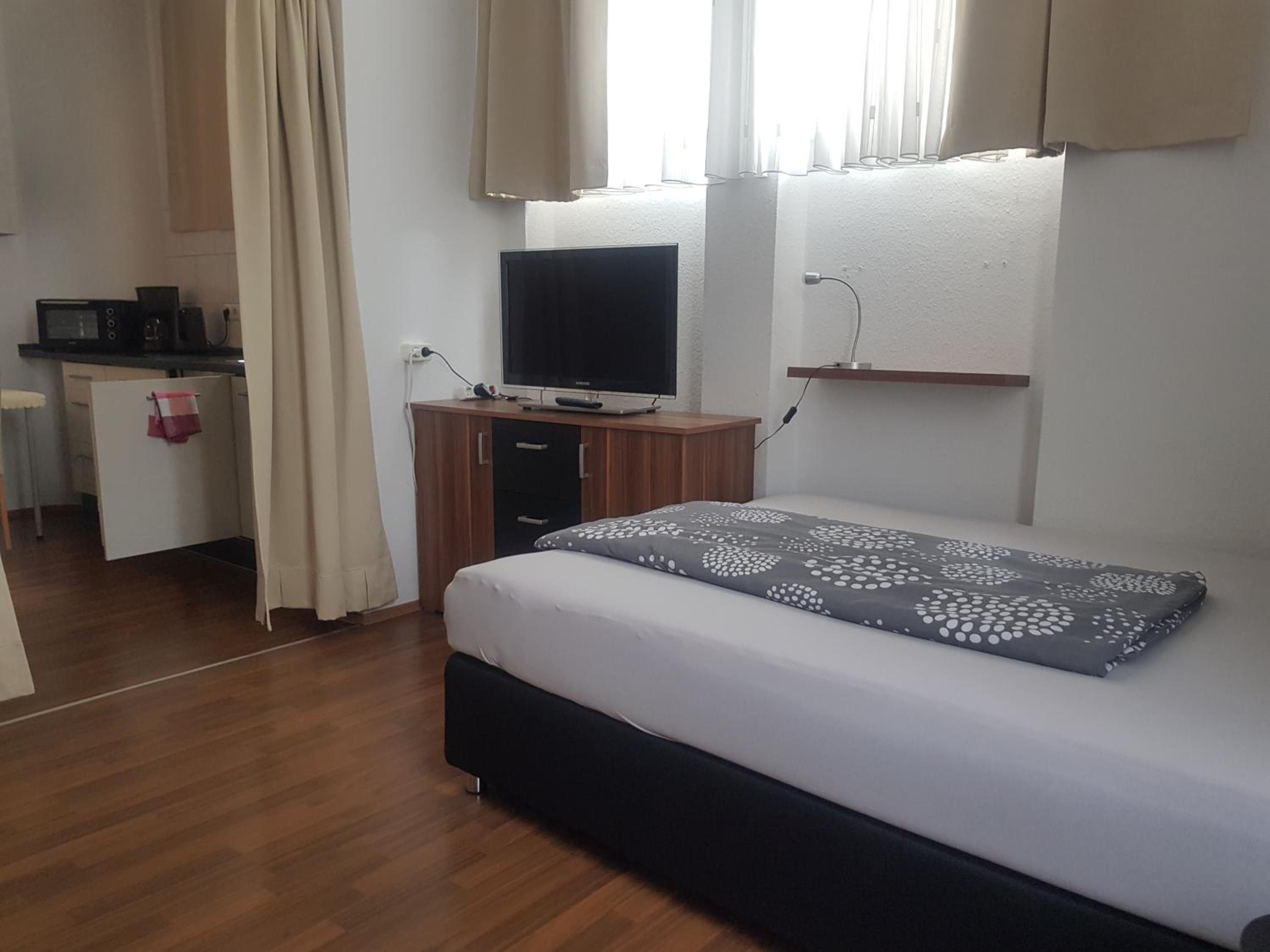 Studio Apartment - Photo 8