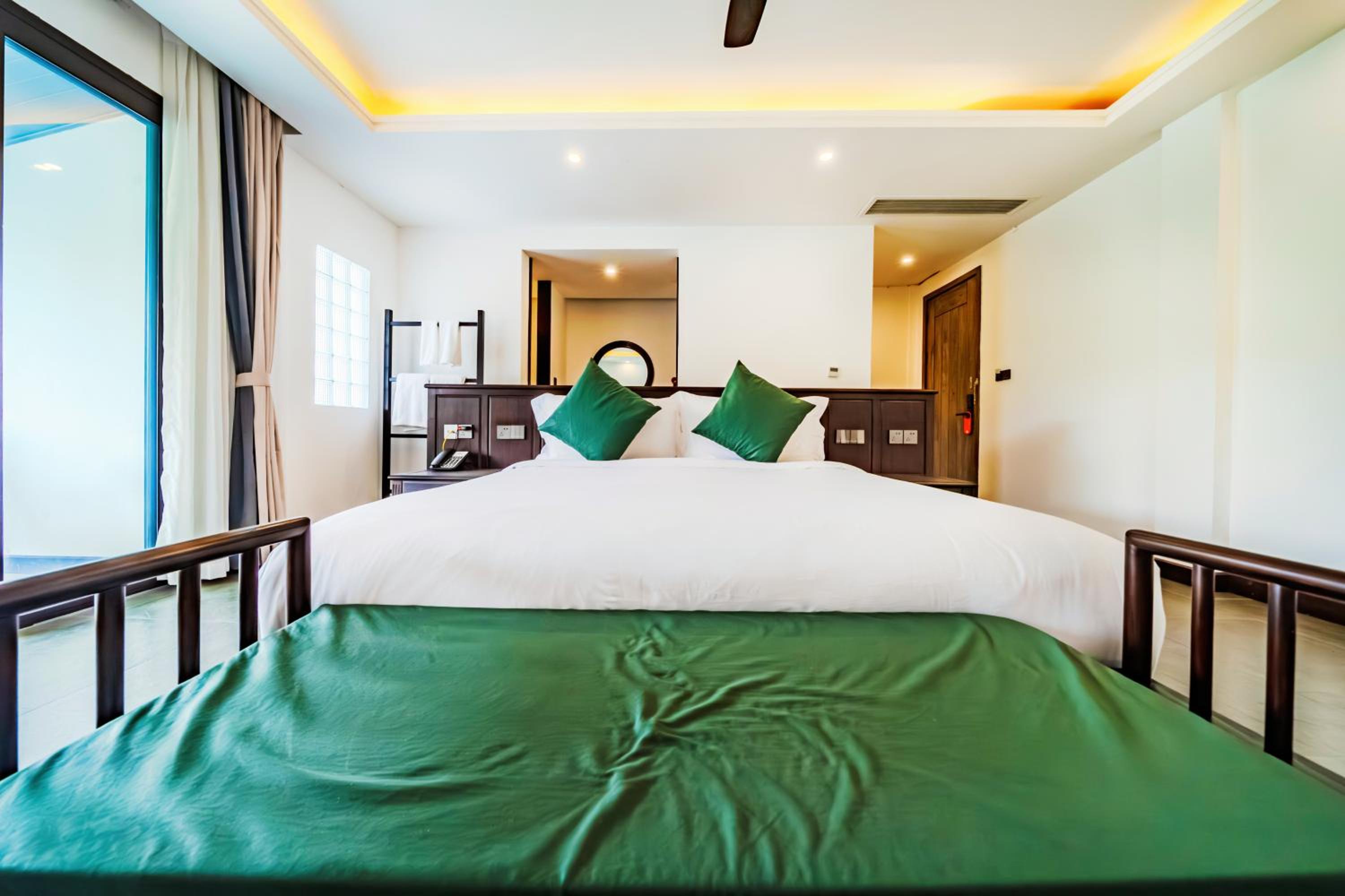Deluxe Double Room with Balcony - Photo 1