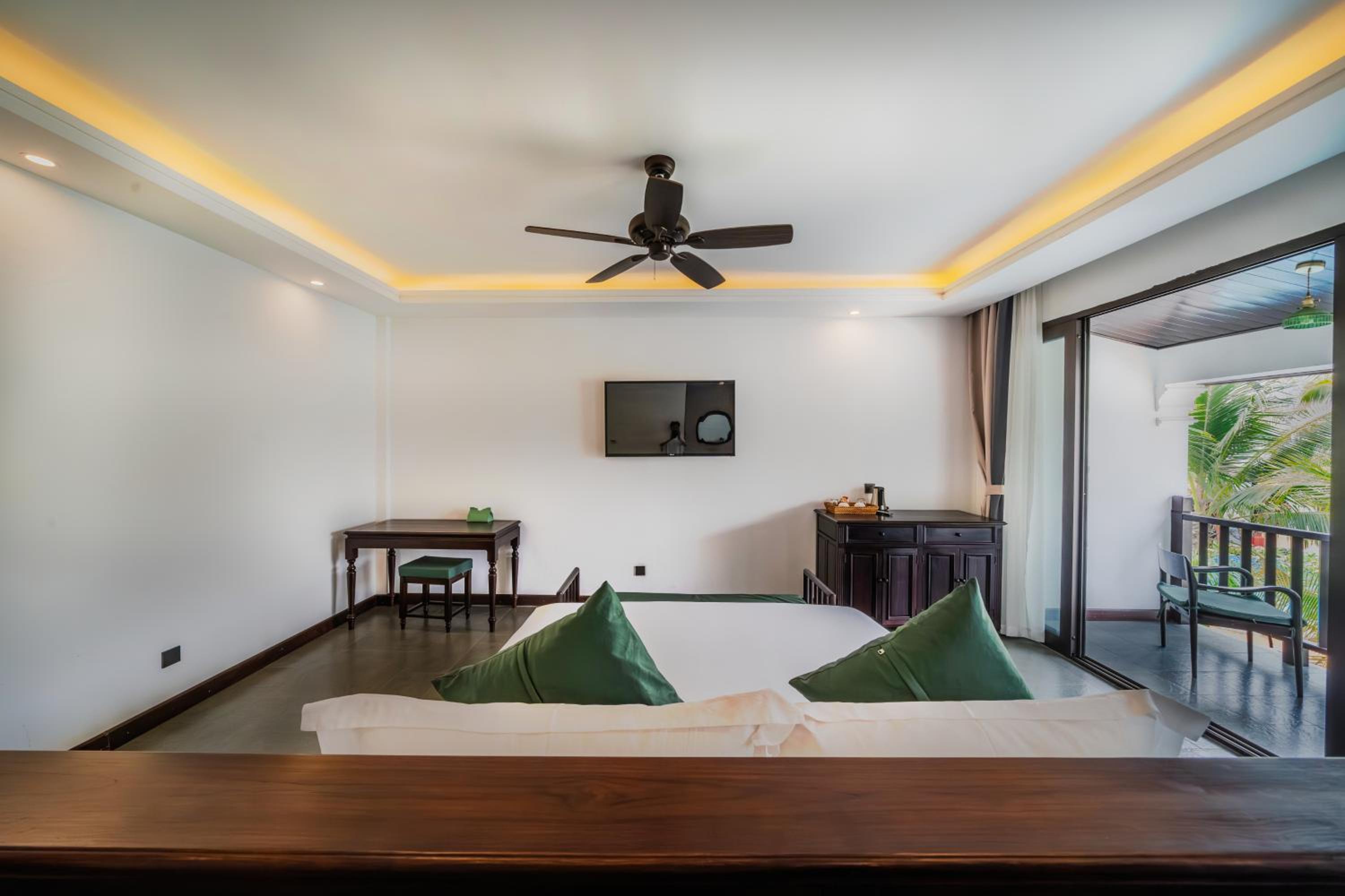 Deluxe Double Room with Balcony - Photo 4