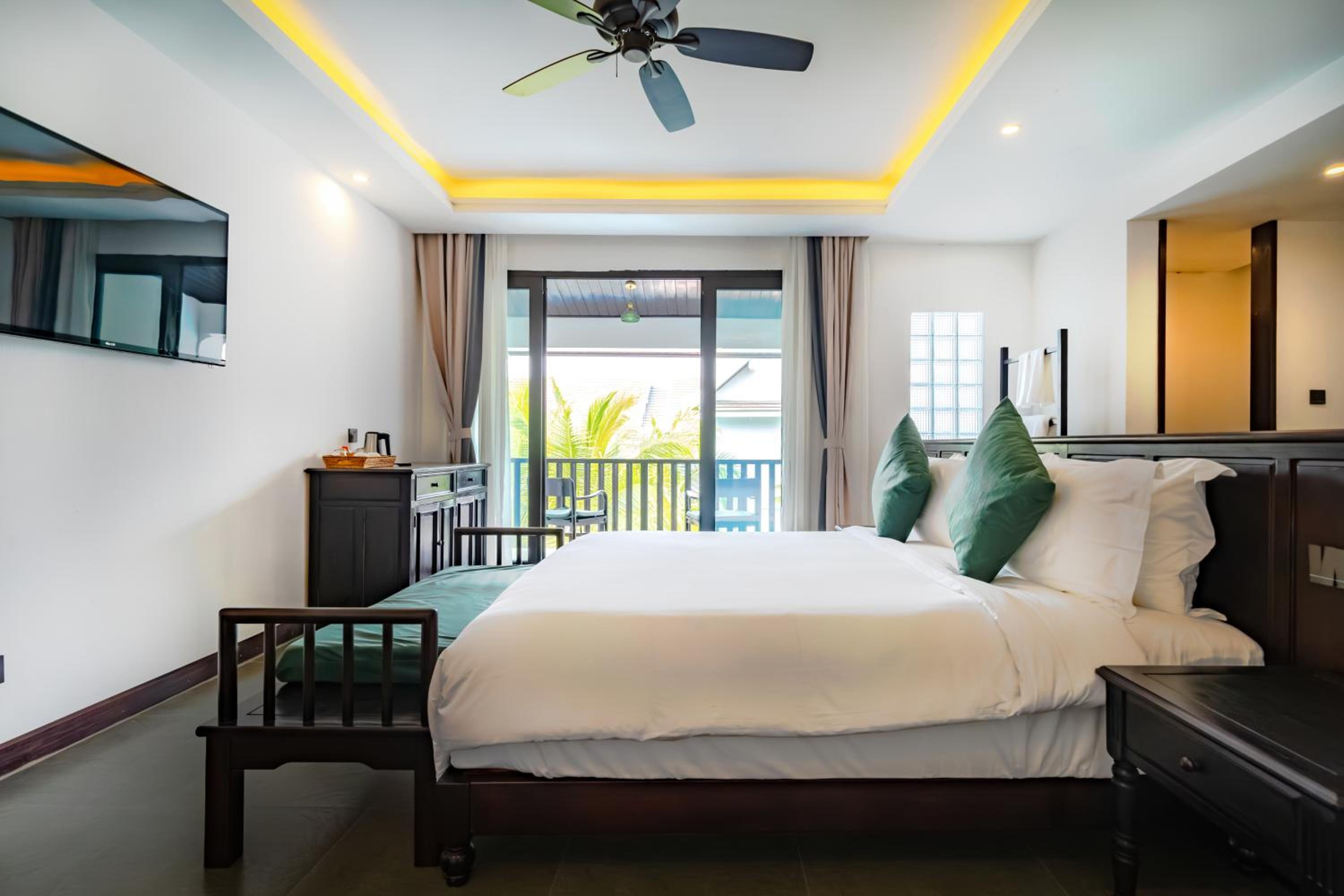 Deluxe Double Room with Balcony - Photo 8