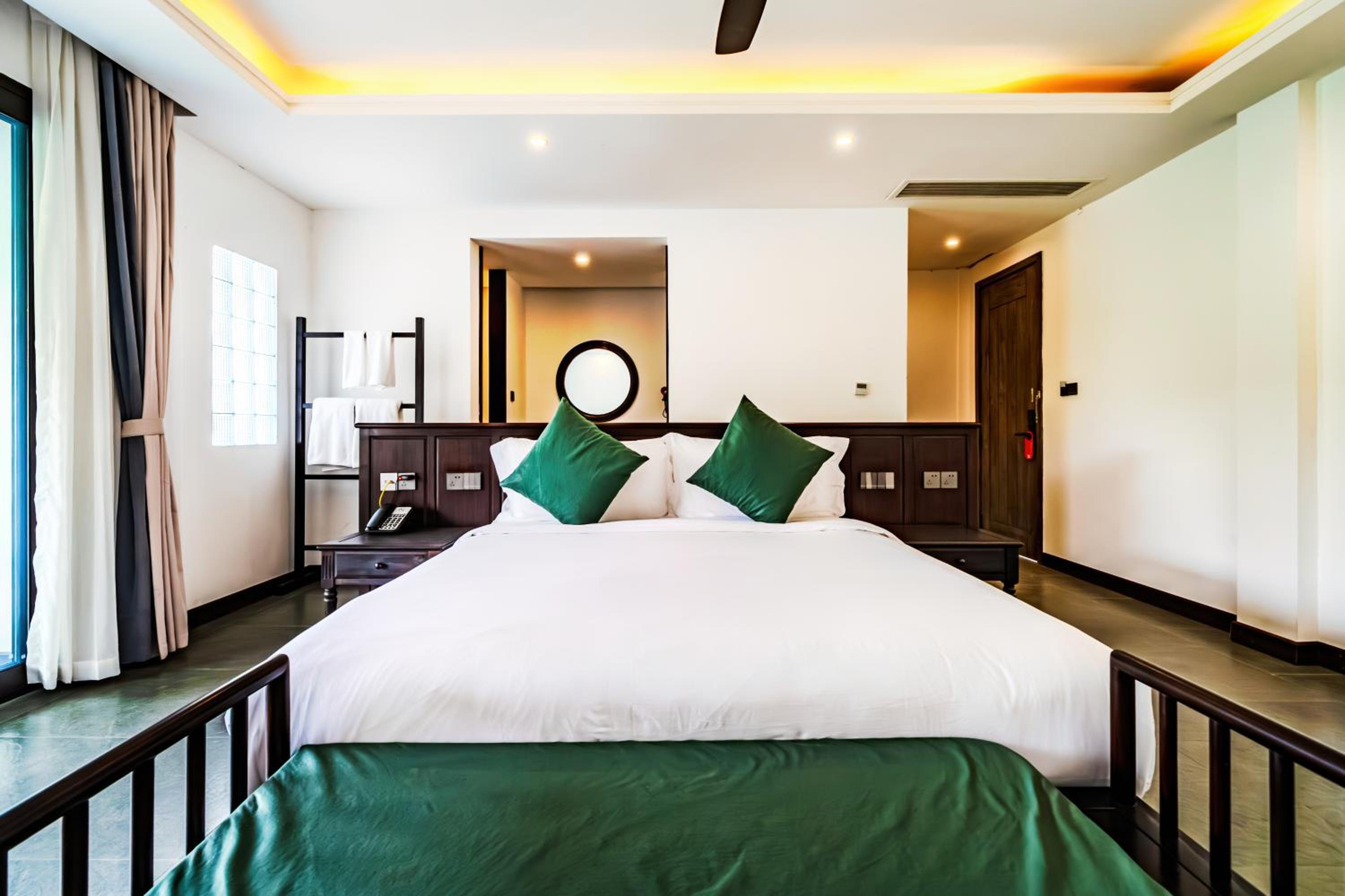 Deluxe Double Room with Balcony - Photo 9