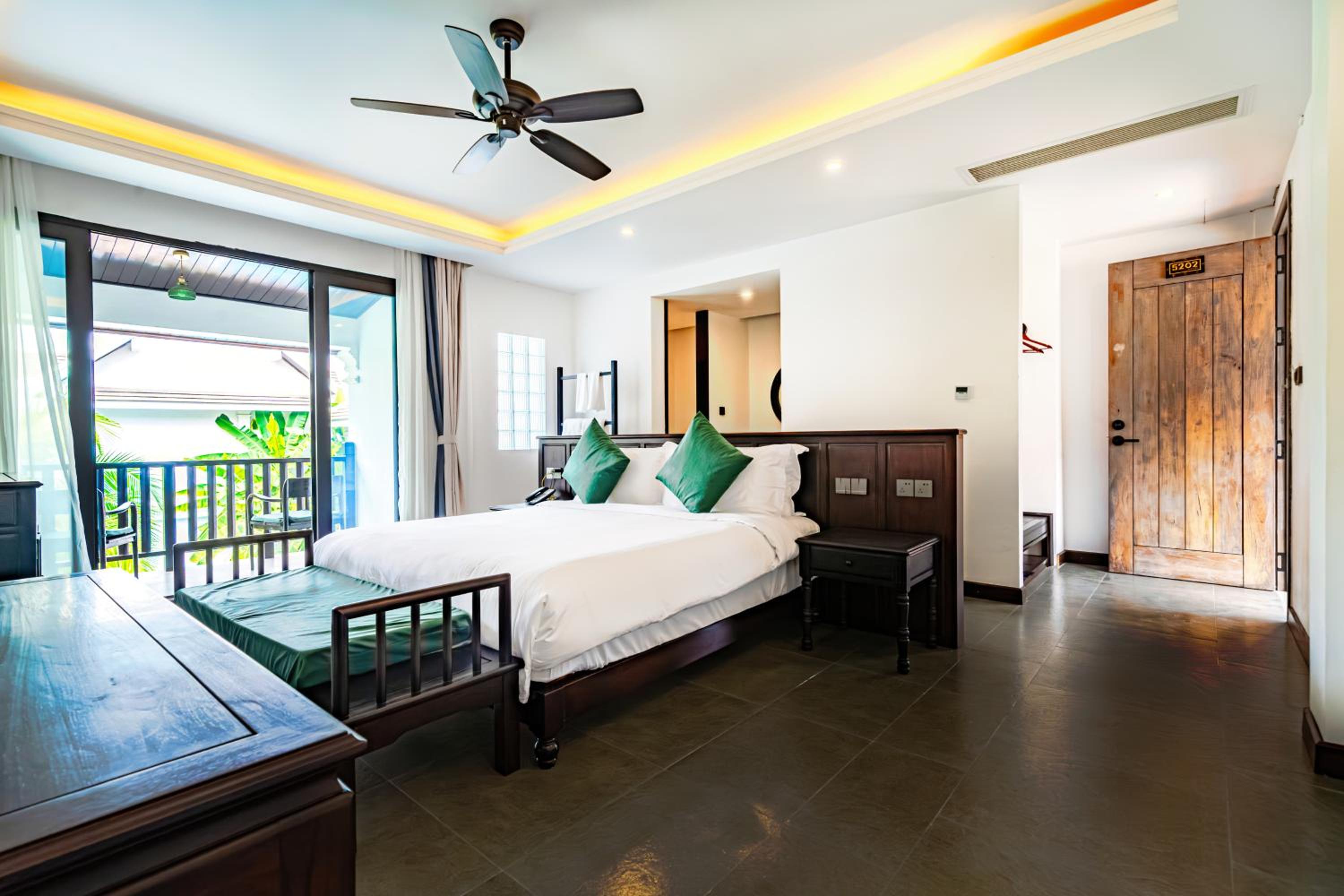 Deluxe Double Room with Balcony - Photo 10