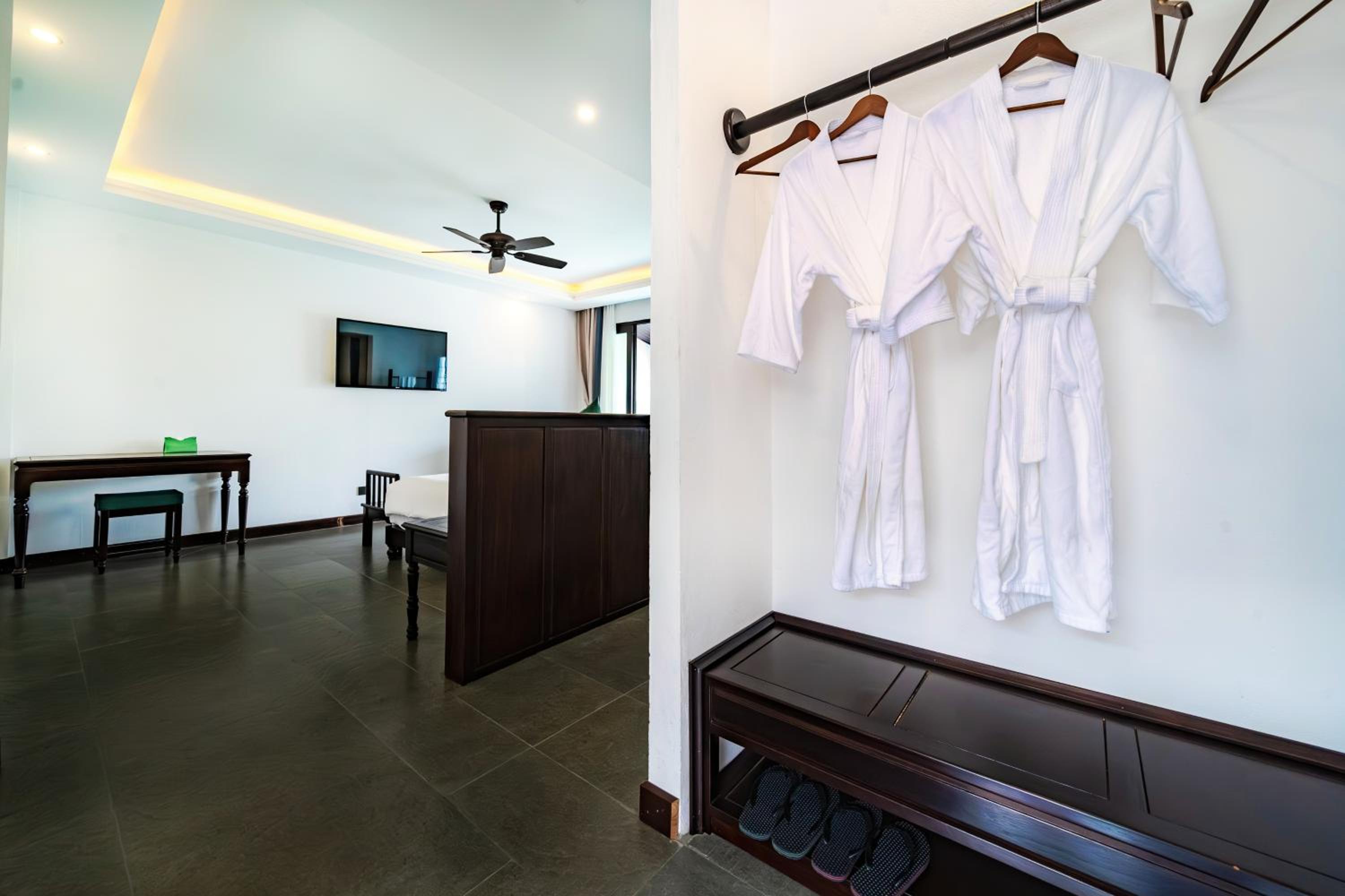 Deluxe Double Room with Balcony - Photo 12