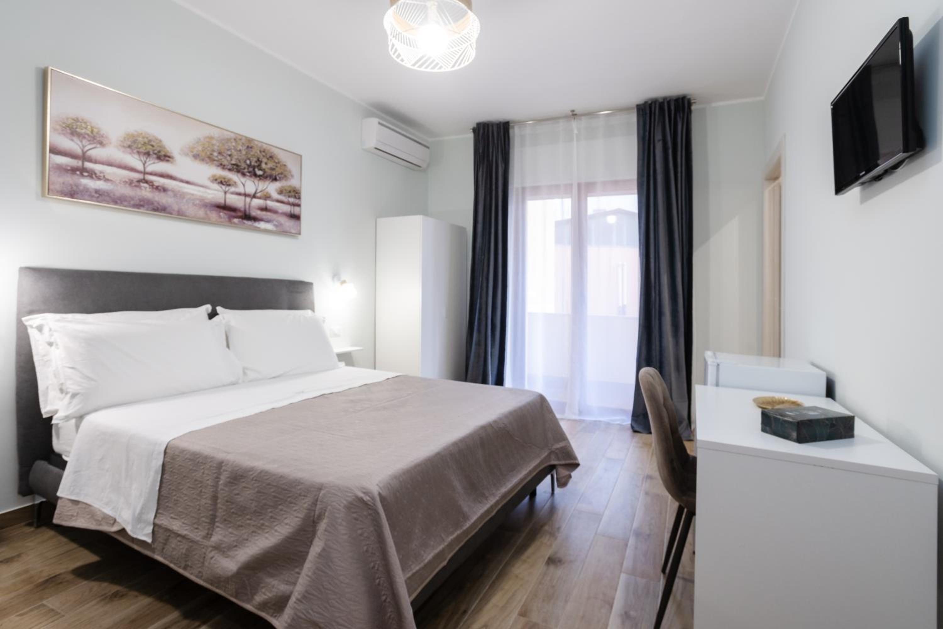 King Room with Balcony photo 1