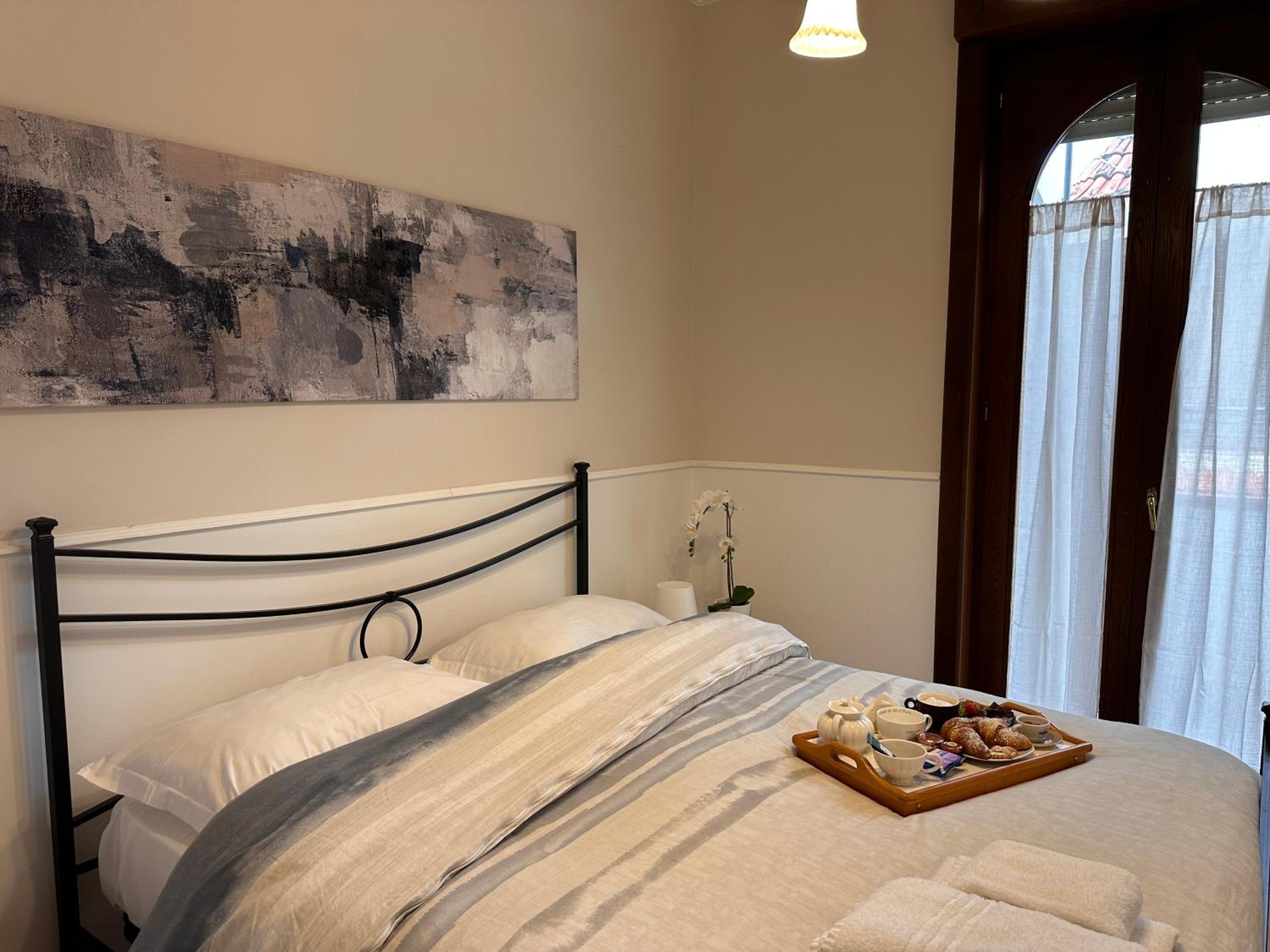 Deluxe King Room - Photo 10