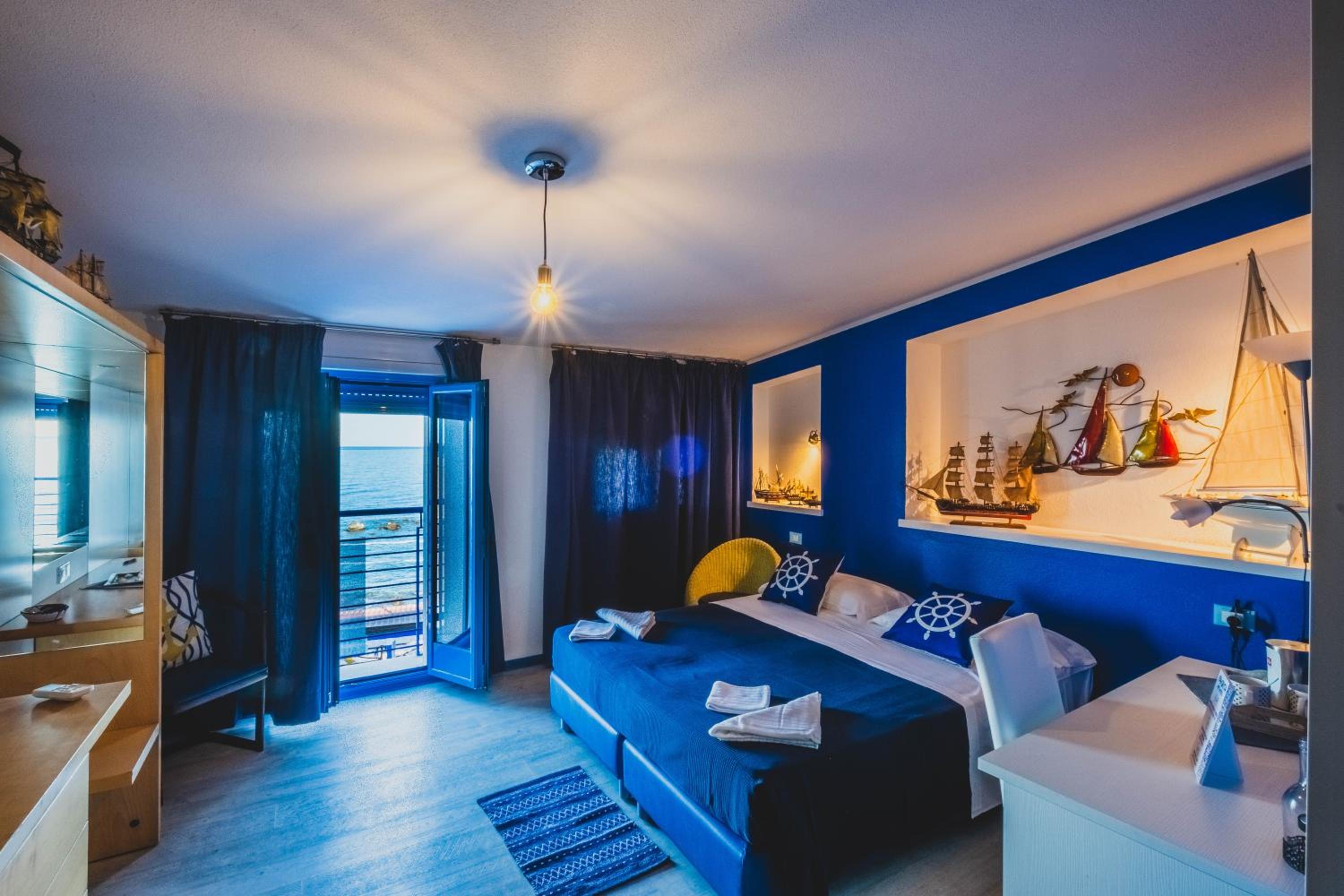 Double or Twin Room with Sea View
