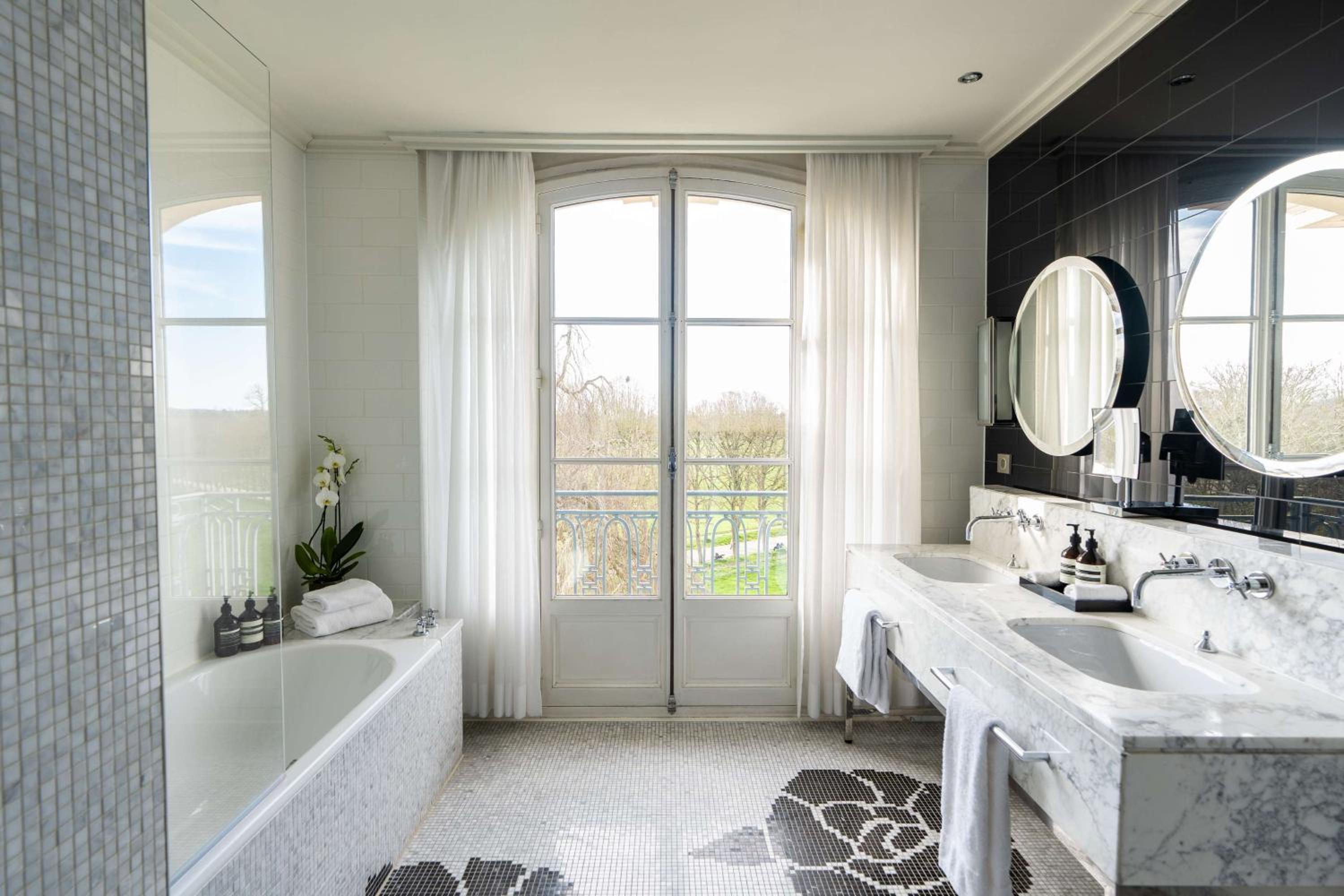 Palace 5 Star - Deluxe King Room with Park View