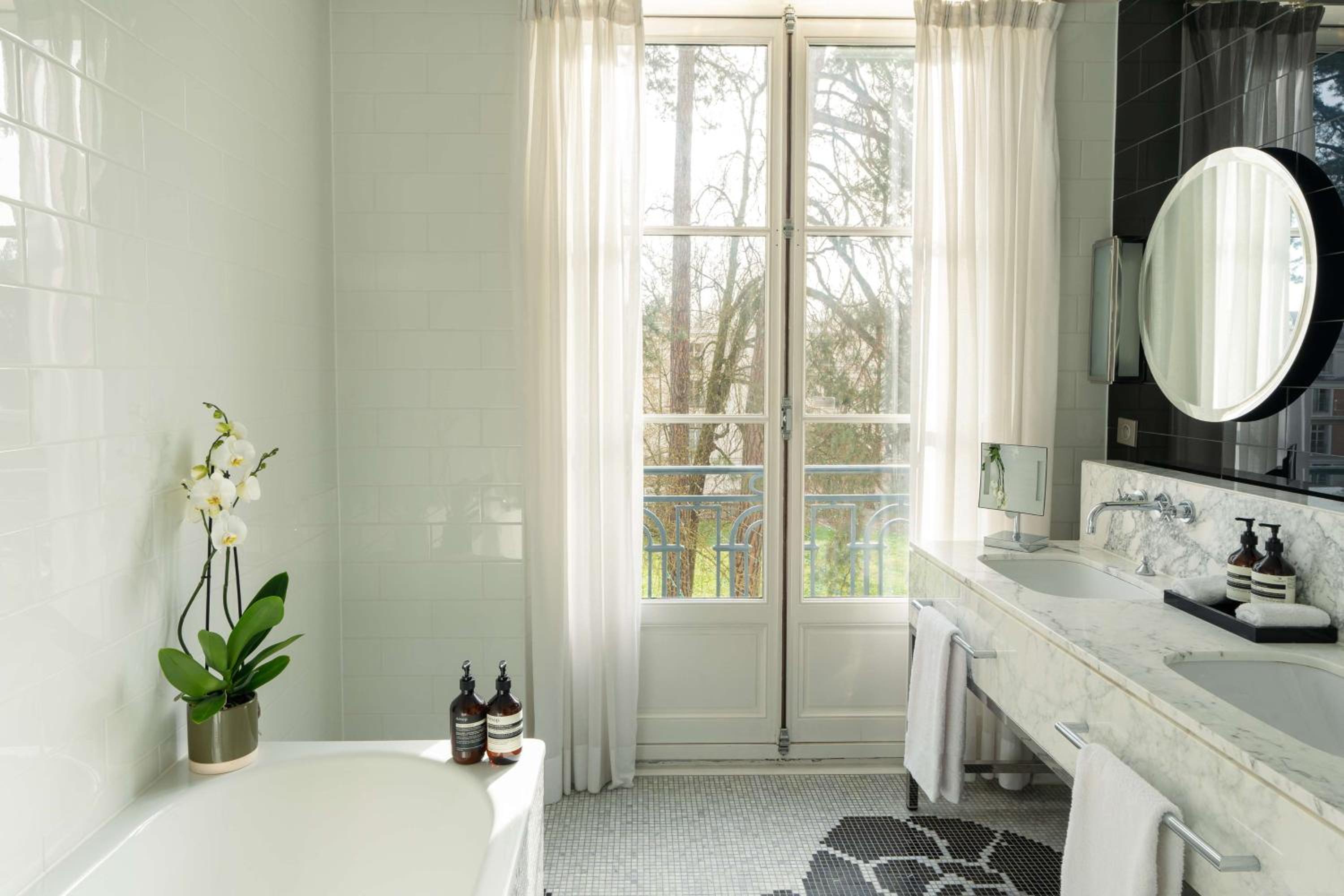 Palace 5 Star - Deluxe King Room with Garden View