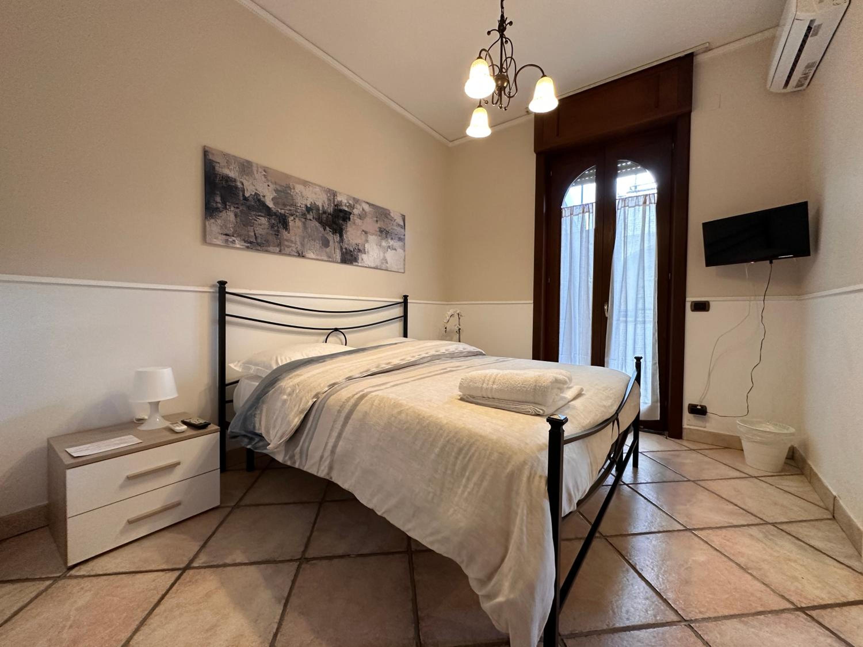 Deluxe King Room - Photo 11