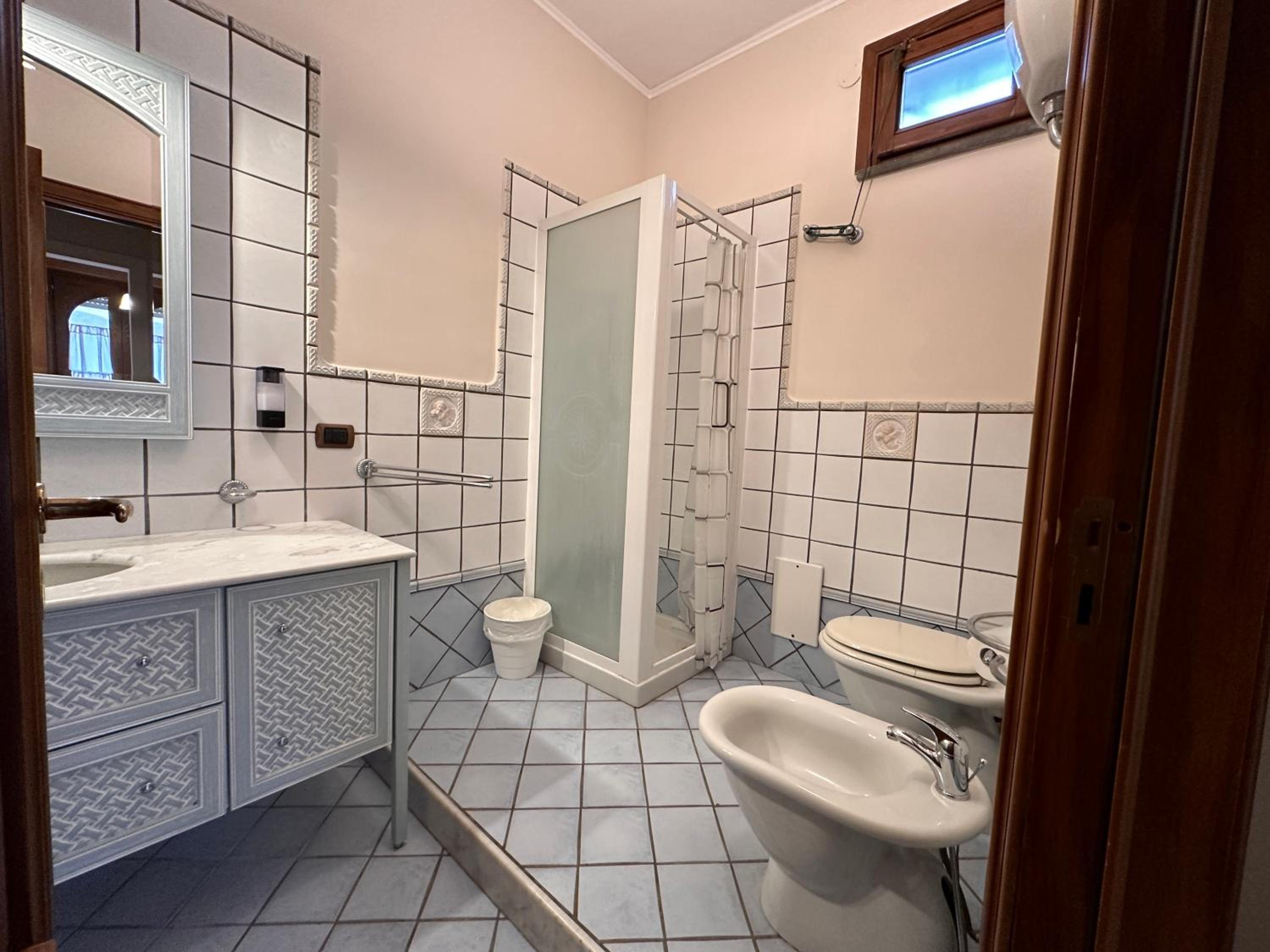 Deluxe King Room - Photo 8