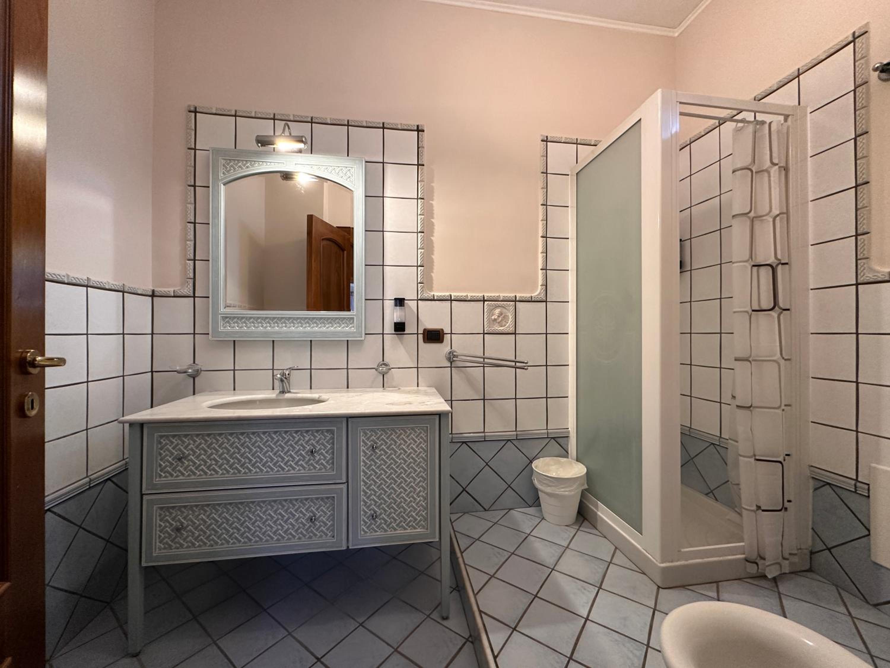 Deluxe King Room - Photo 9