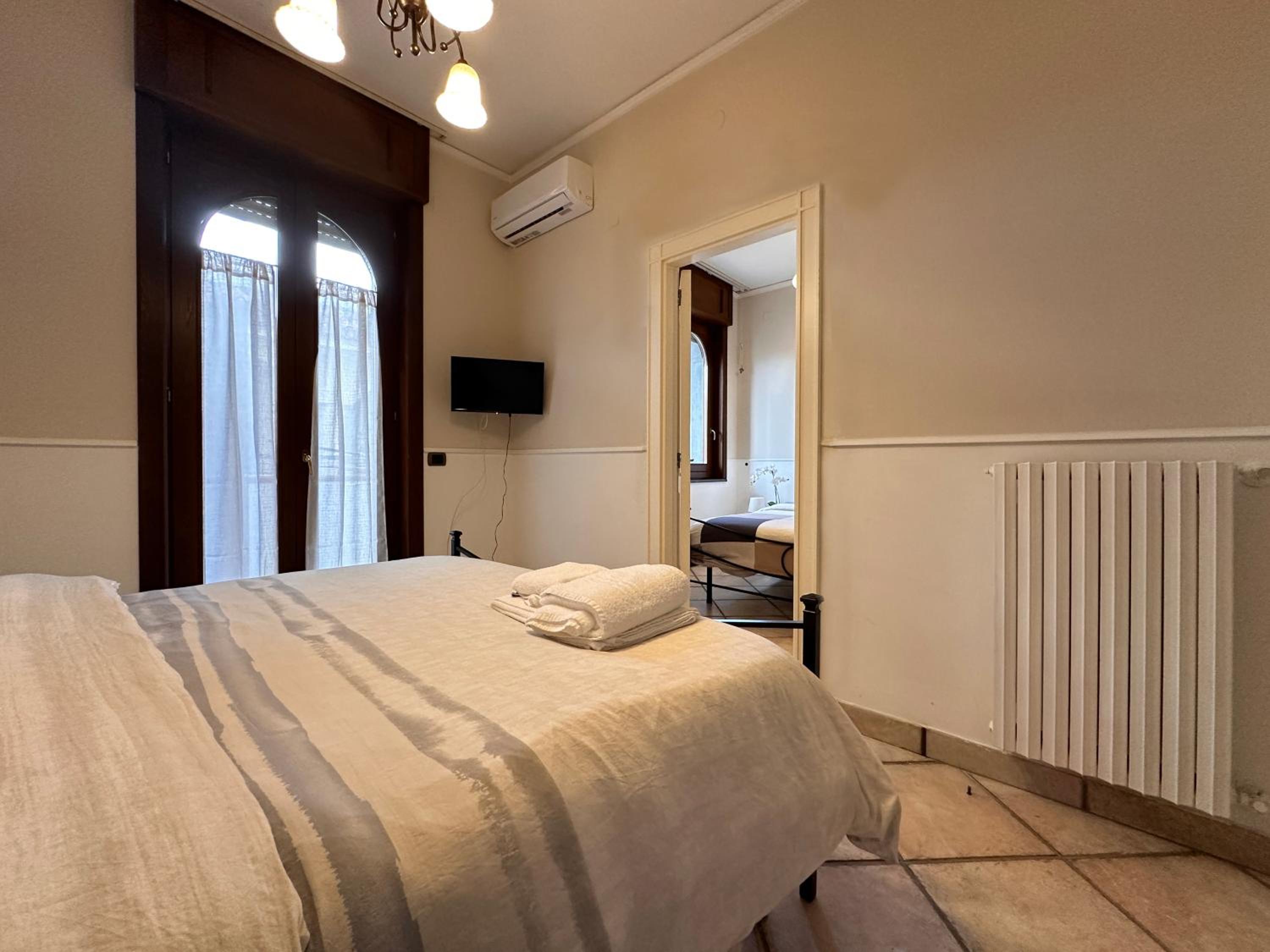 Deluxe King Room - Photo 2