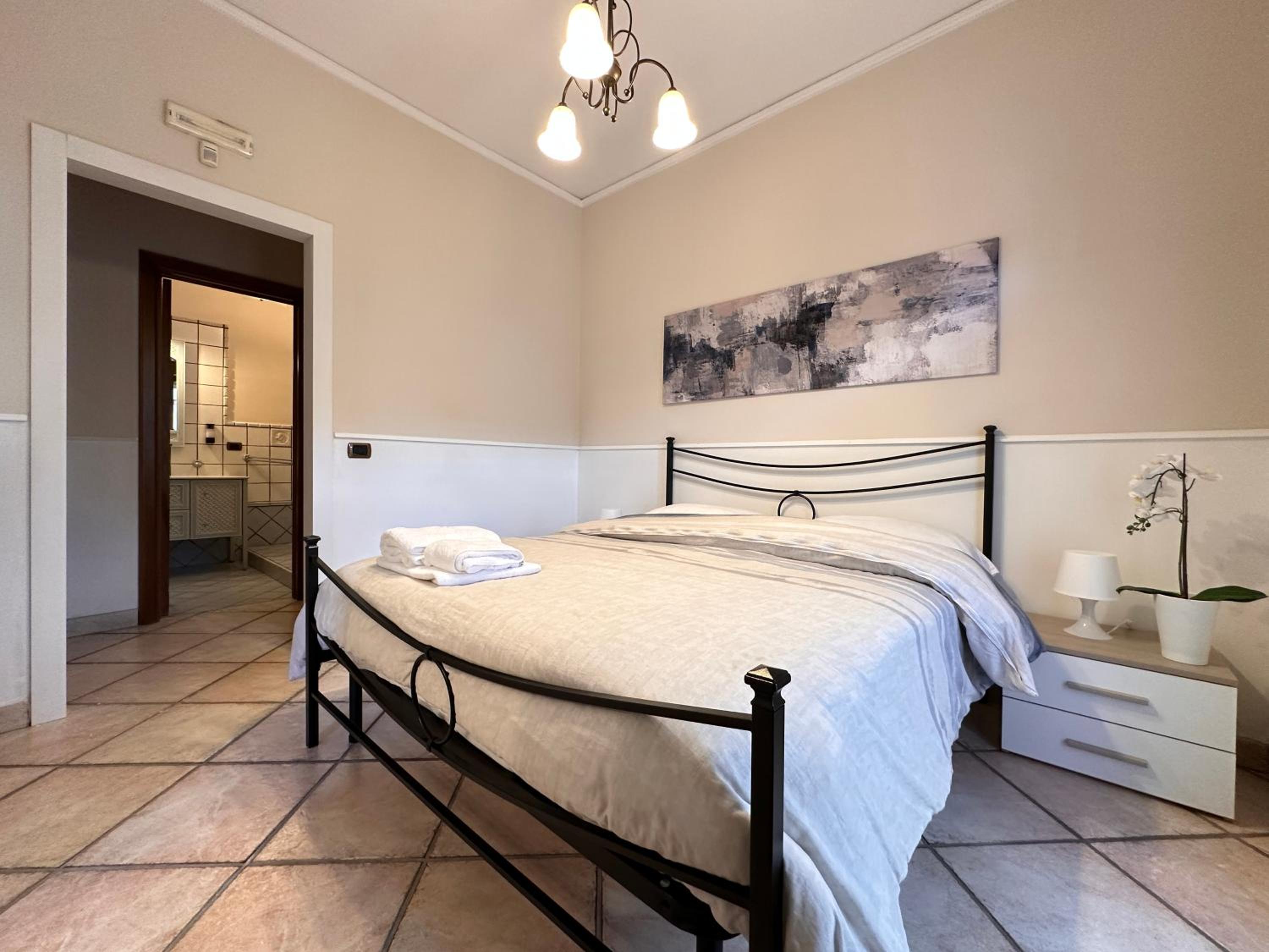 Deluxe King Room - Photo 6