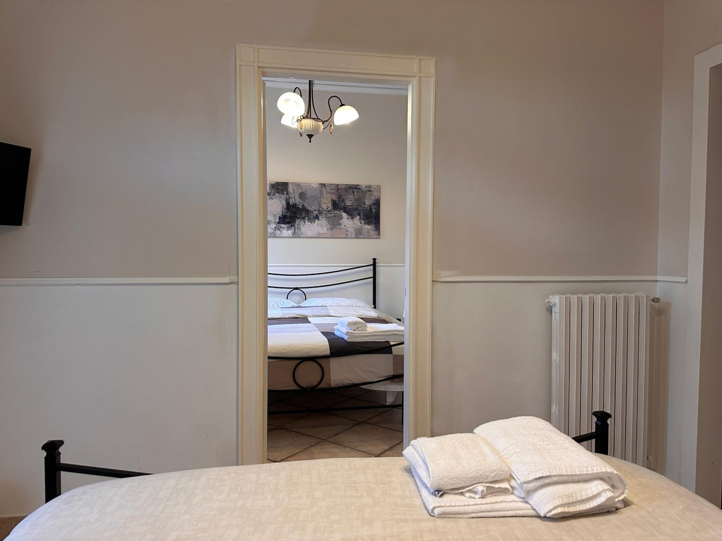 Deluxe King Room - Photo 12