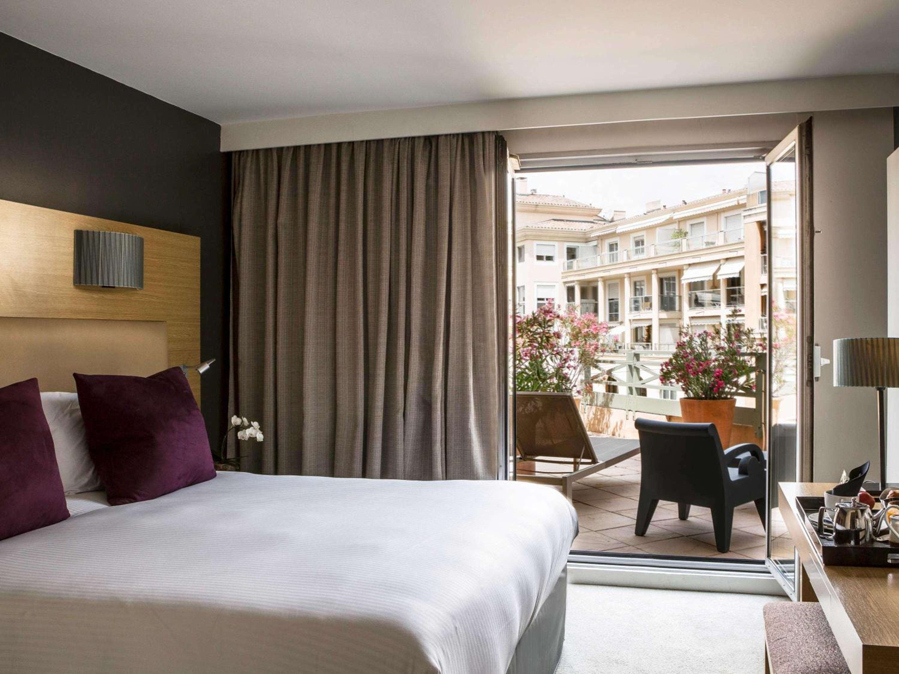 Superior Room with Terrace and Pool View