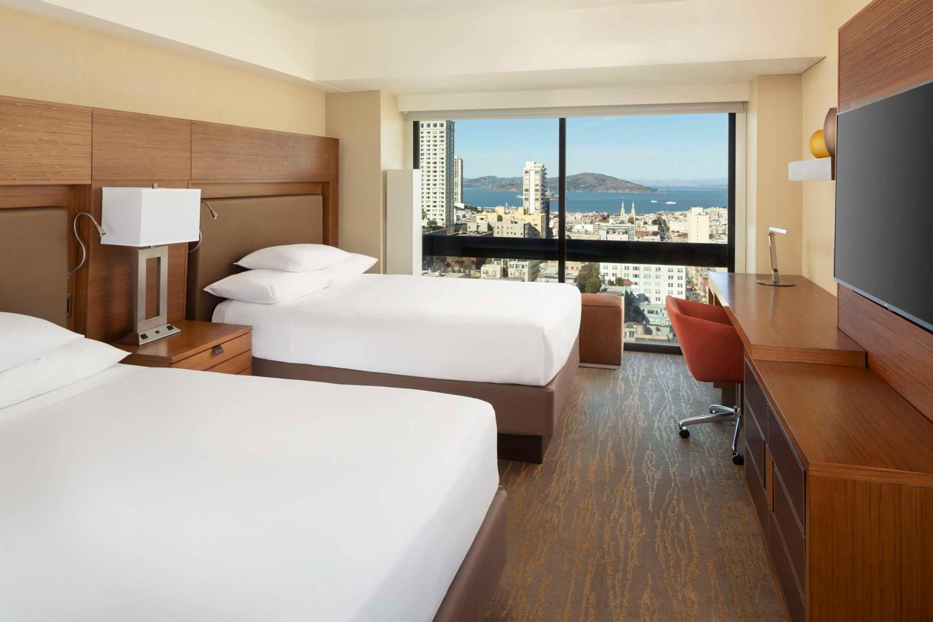 Double Room with Two Double Beds and Bay View - Photo 8