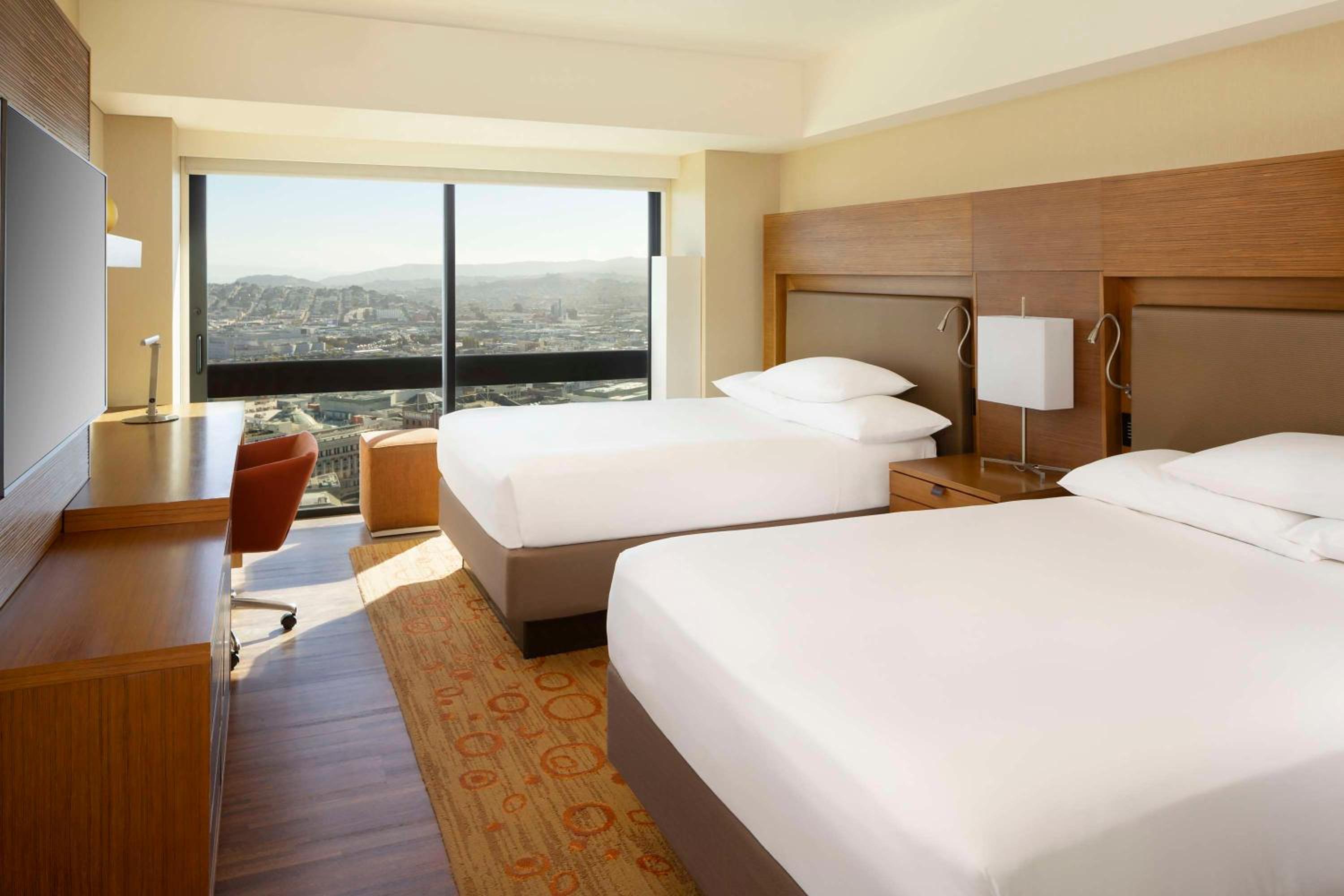 Double Room with Two Double Beds and Square View - Photo 5