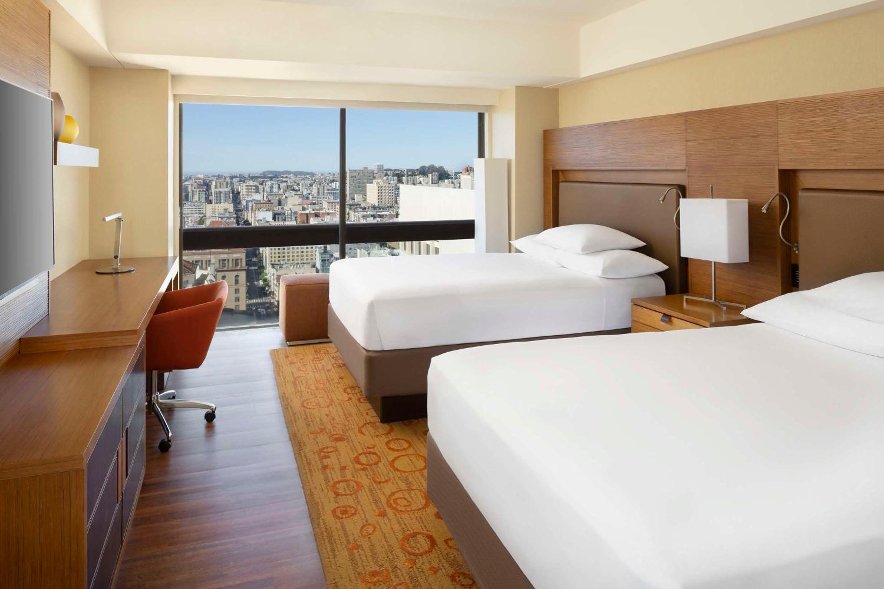 Double Room with Two Double Beds and City View  - Photo 12