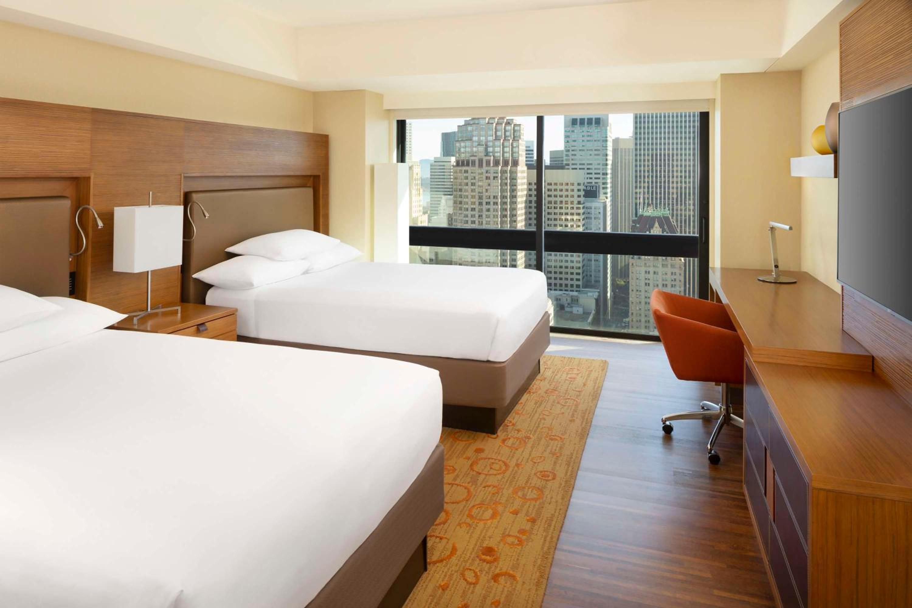 Double Room with Two Double Beds and City View  - Photo 13