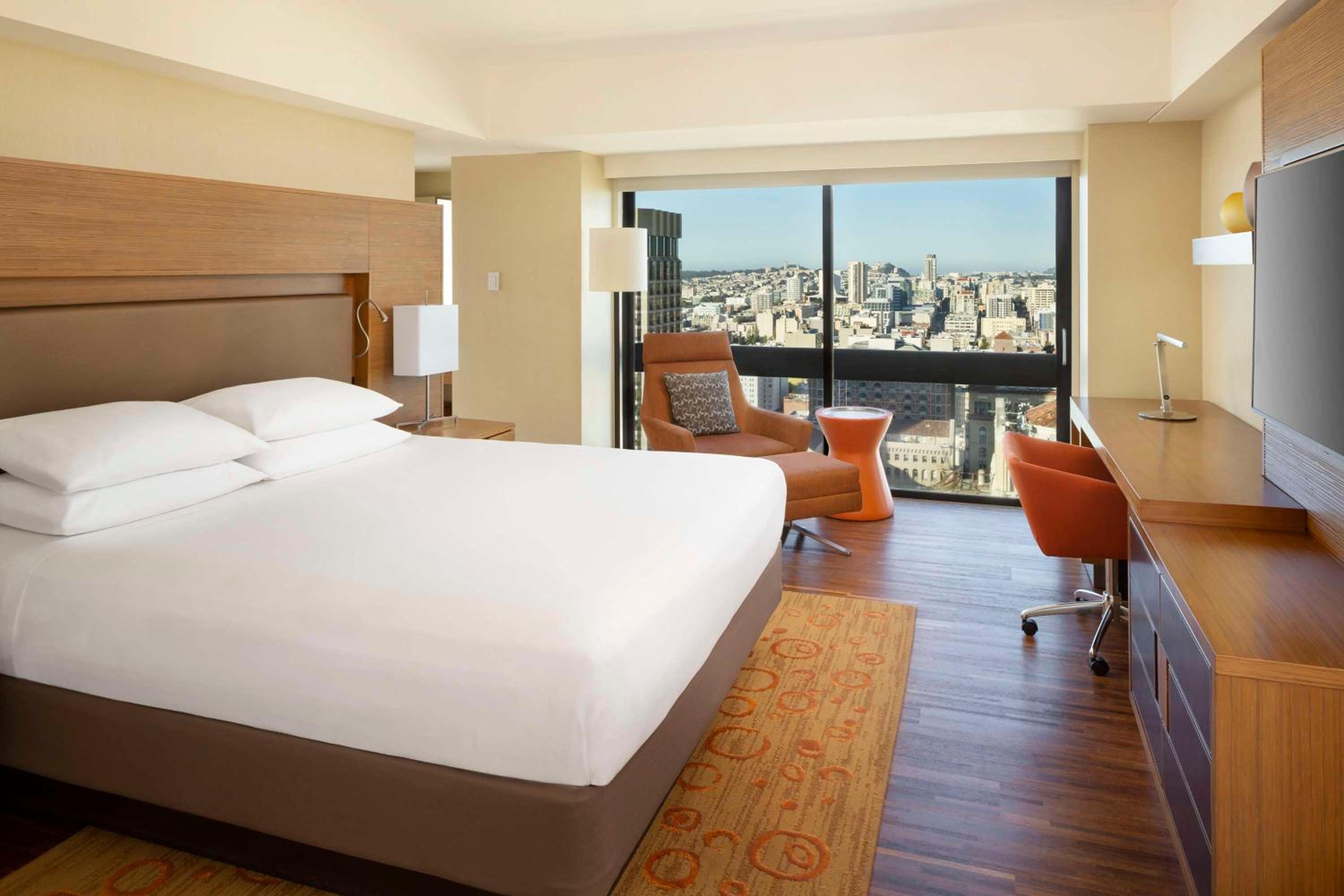 King Room with City View - Photo 5