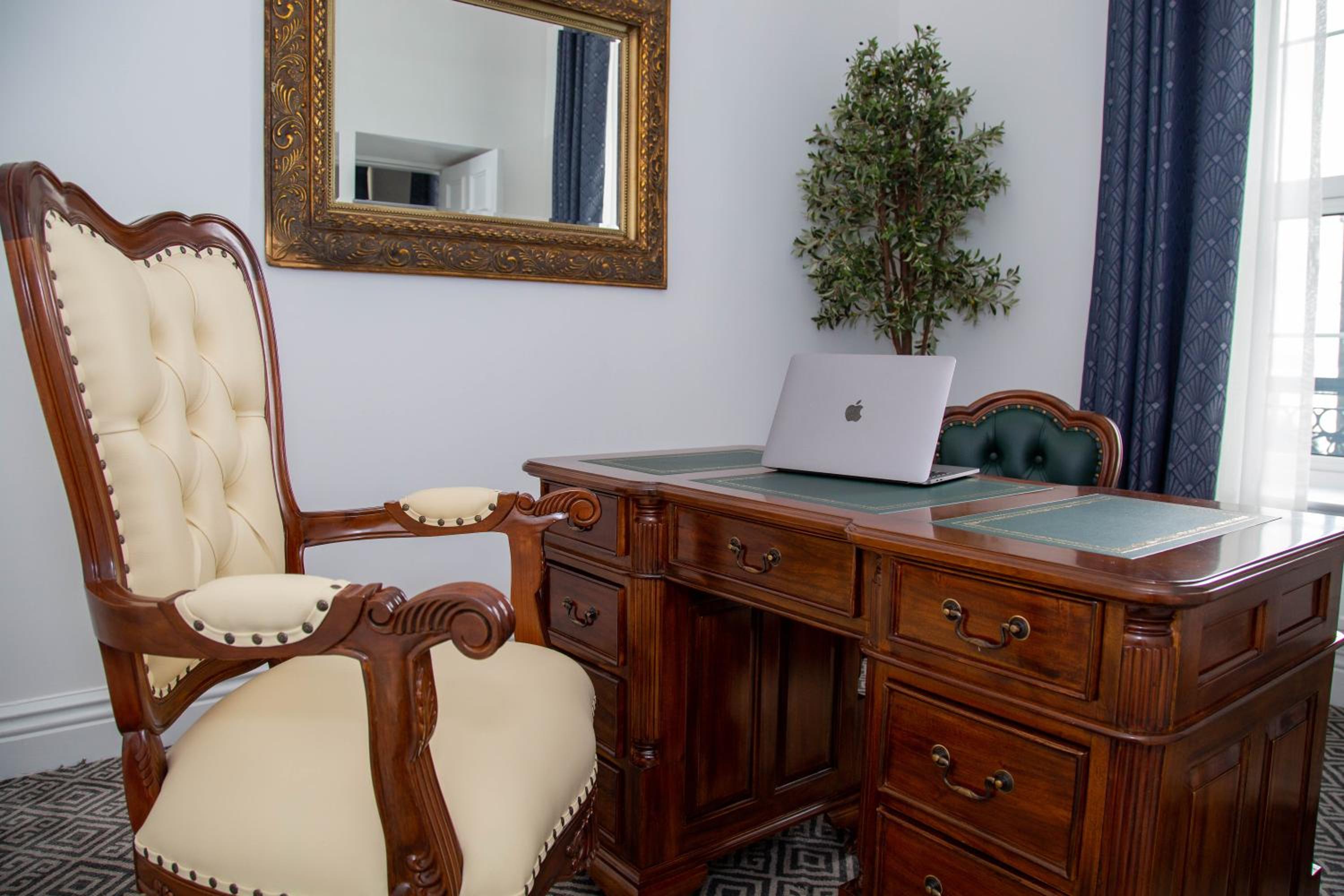 Executive Suite - Photo 4