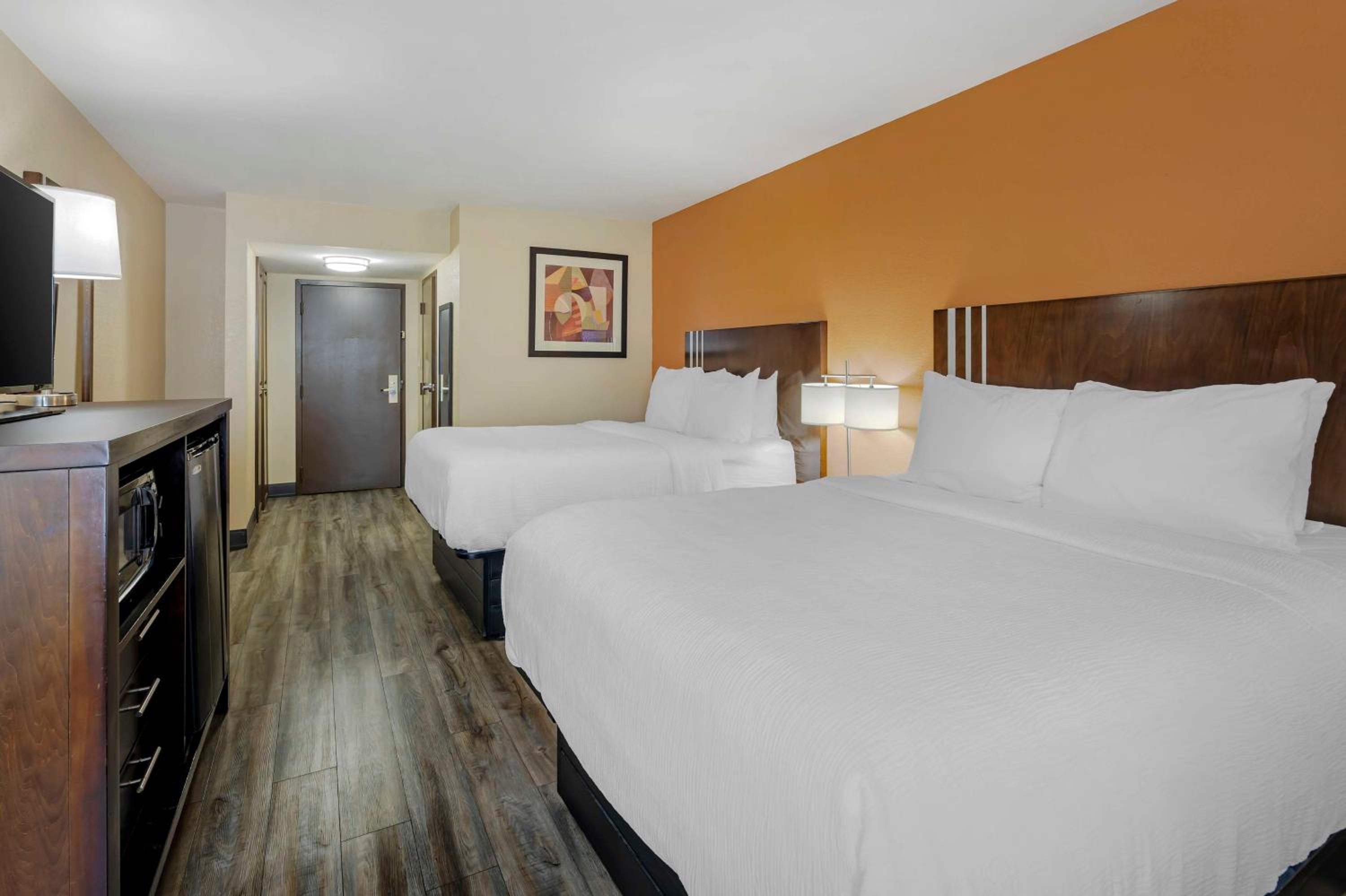 Queen Room With Two Queen Beds - Non-Smoking photo 3