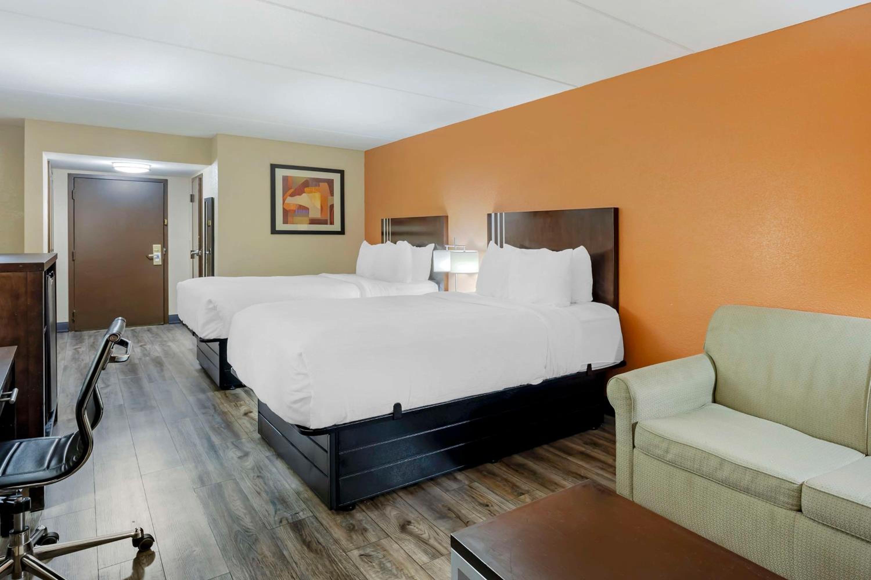 Queen Room With Two Queen Beds - Non-Smoking - Photo 3