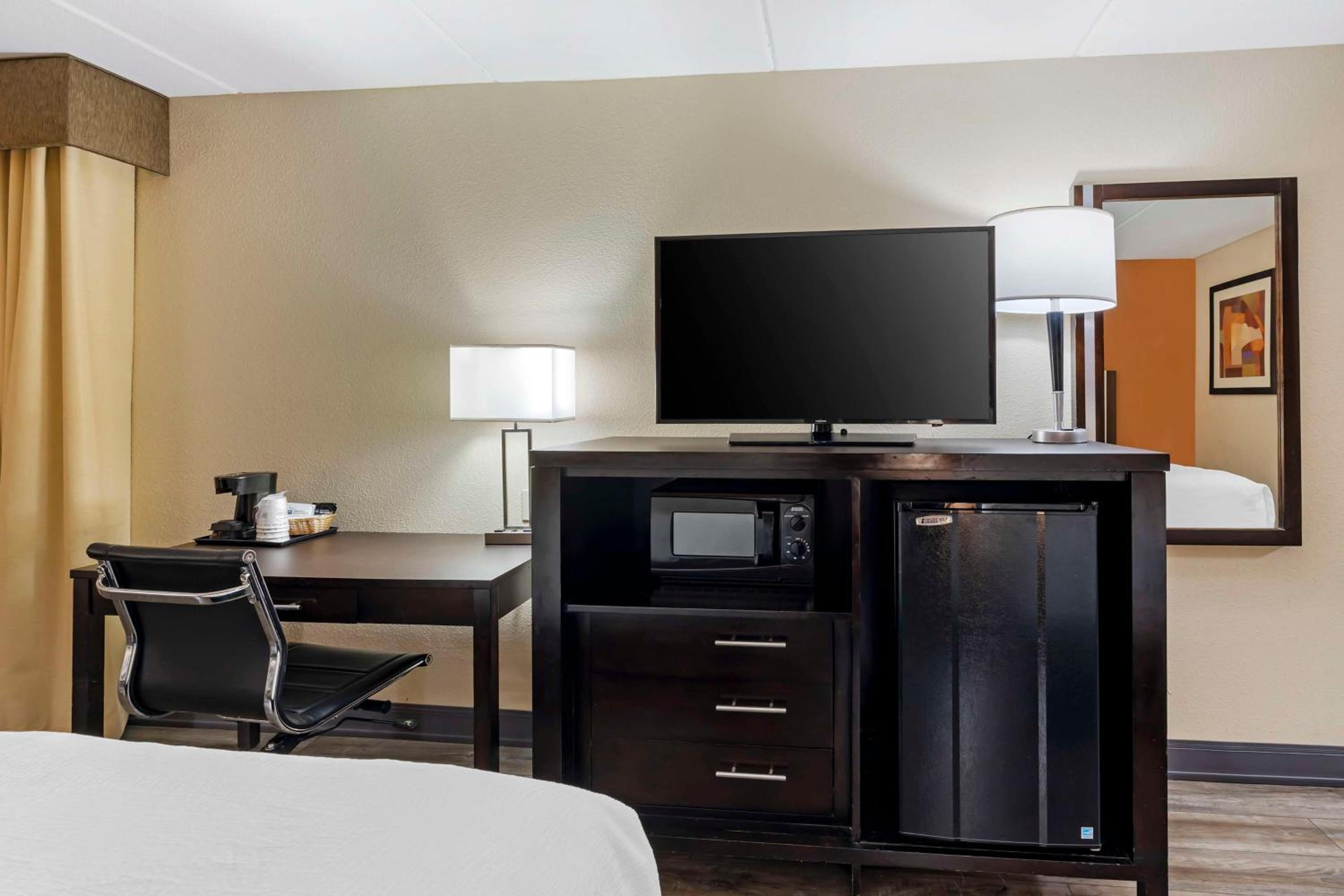 Queen Room With Two Queen Beds - Non-Smoking - Photo 4