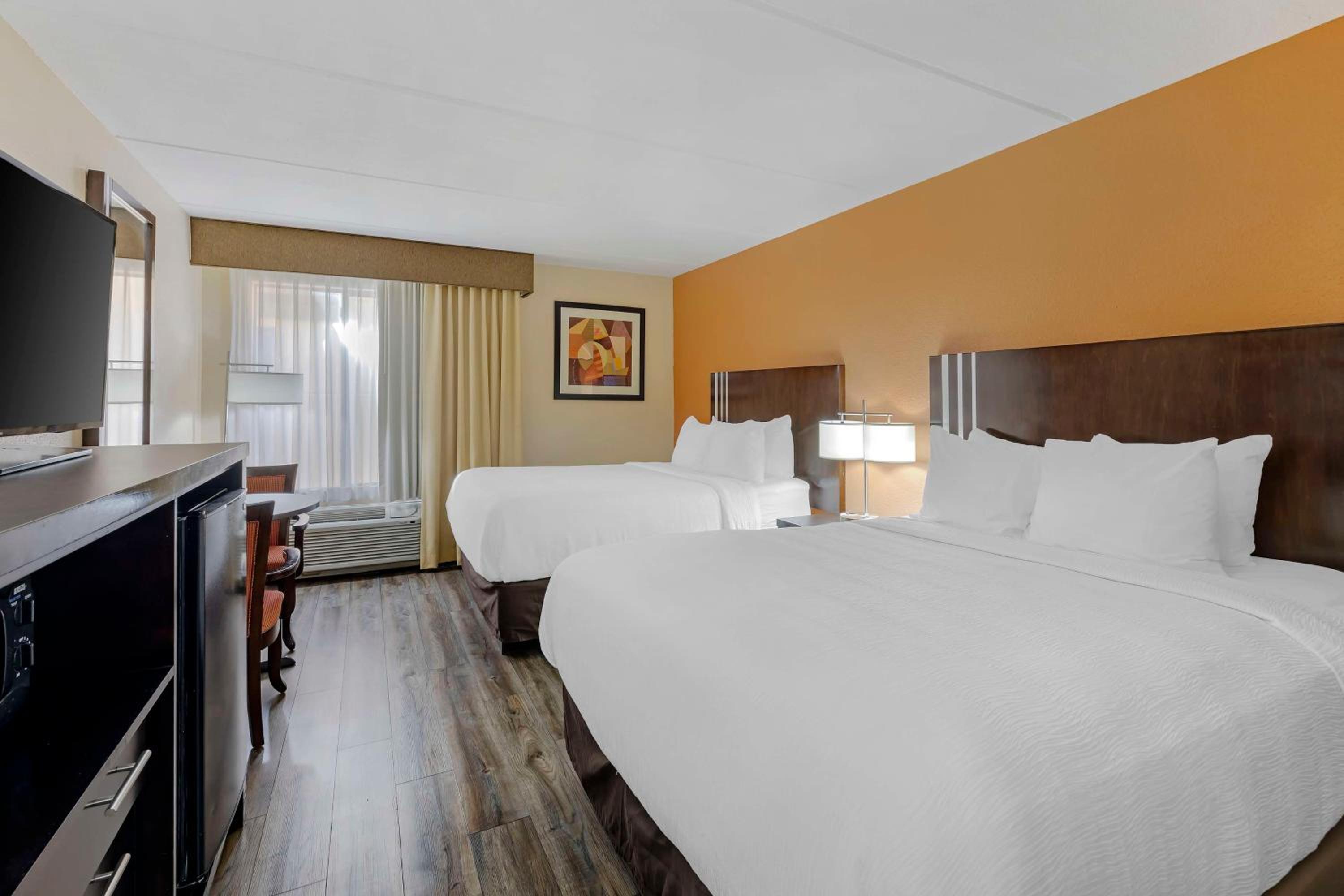 Queen Room With Two Queen Beds - Disability Access - Photo 1