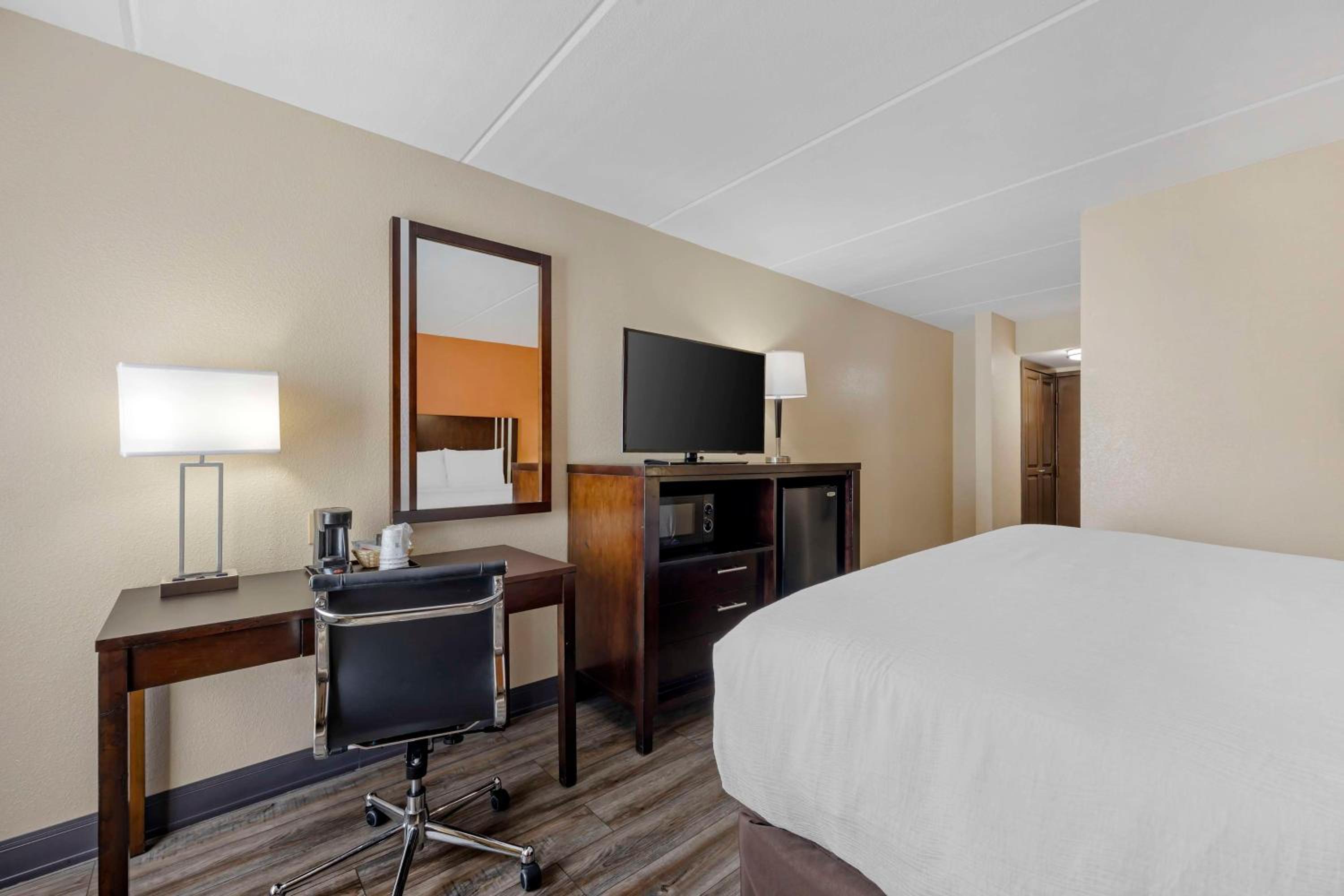 King Room With Roll-In Shower - Disability Access photo 2