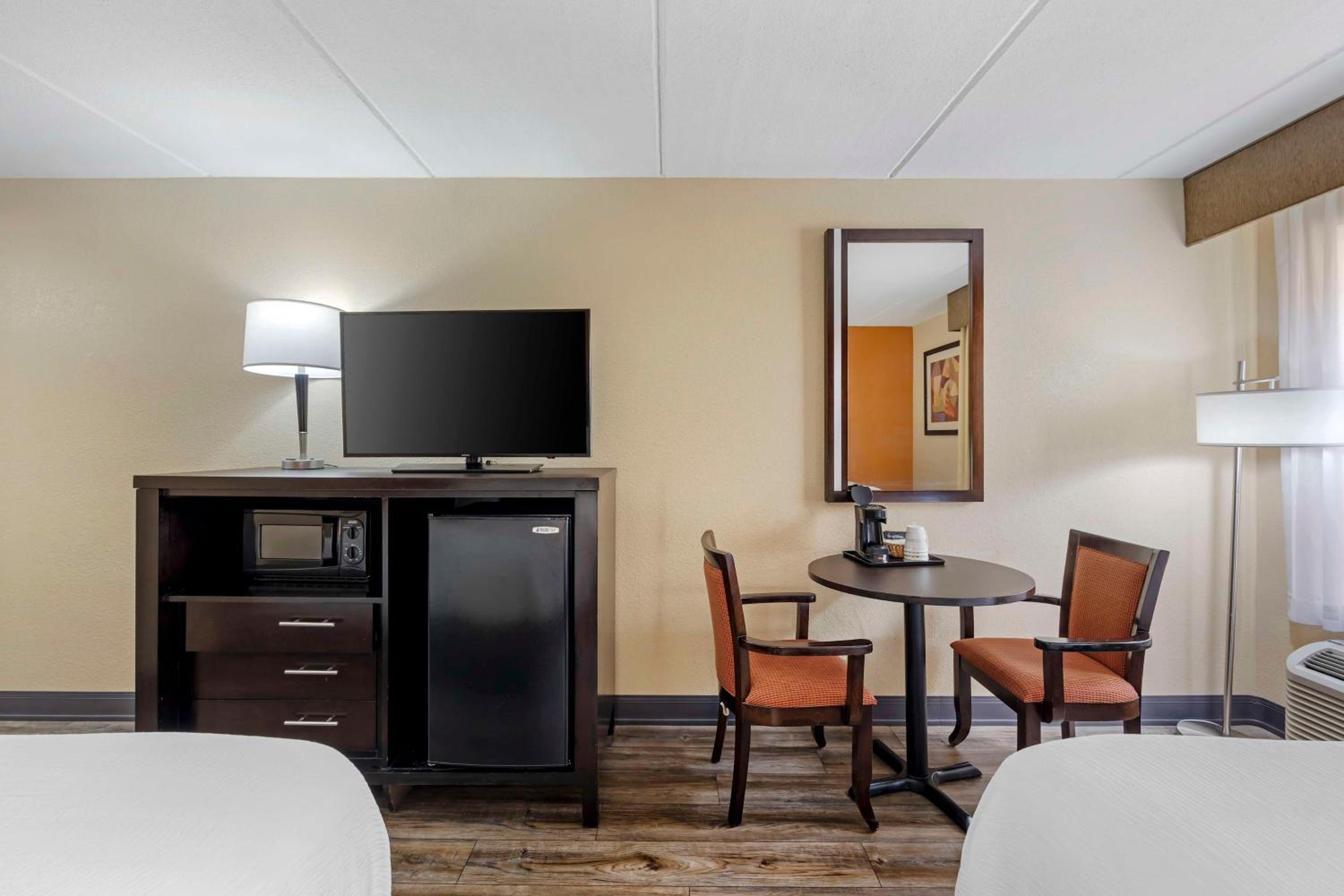 Queen Room With Two Queen Beds - Disability Access - Photo 3