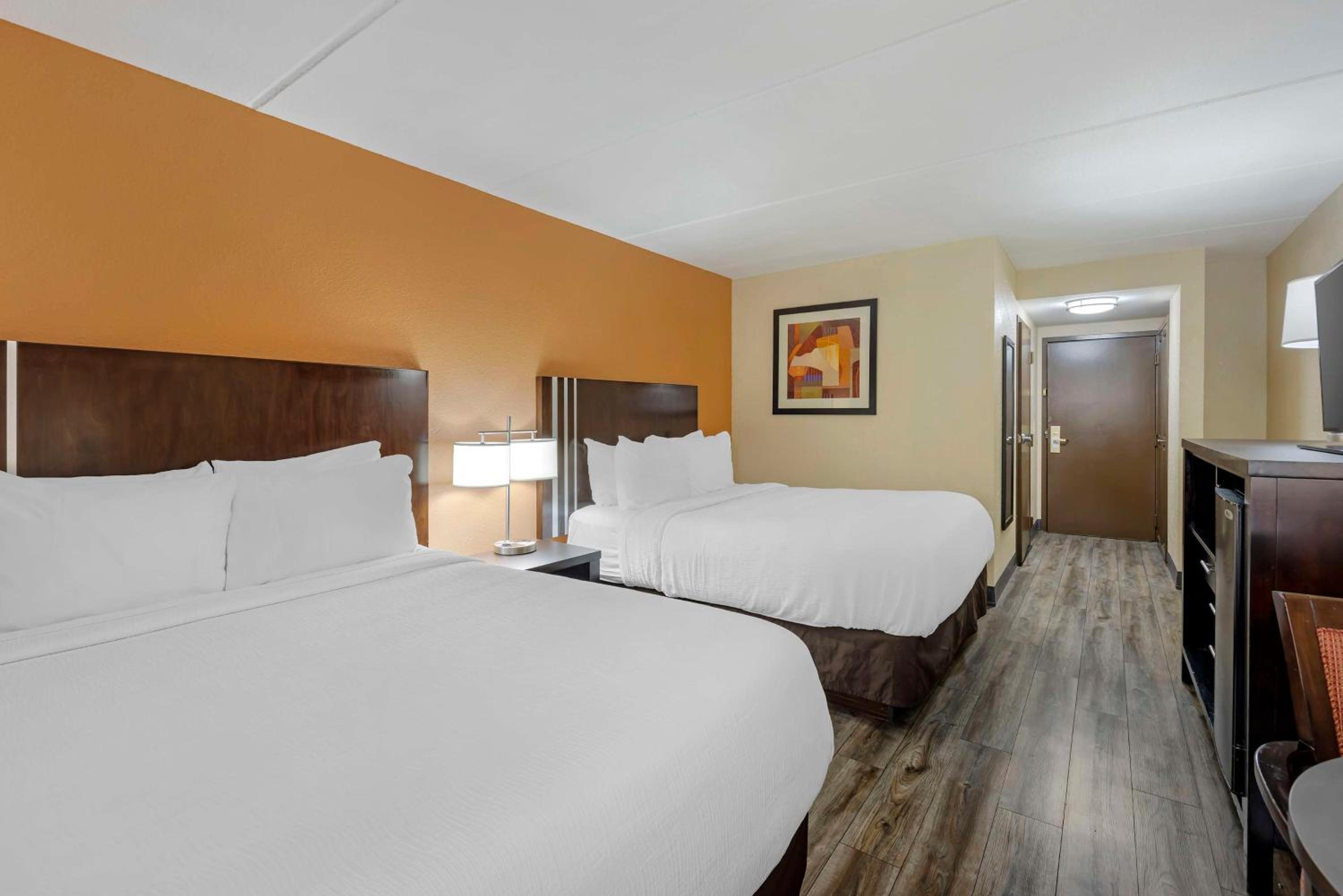 Queen Room With Two Queen Beds - Disability Access - Photo 2