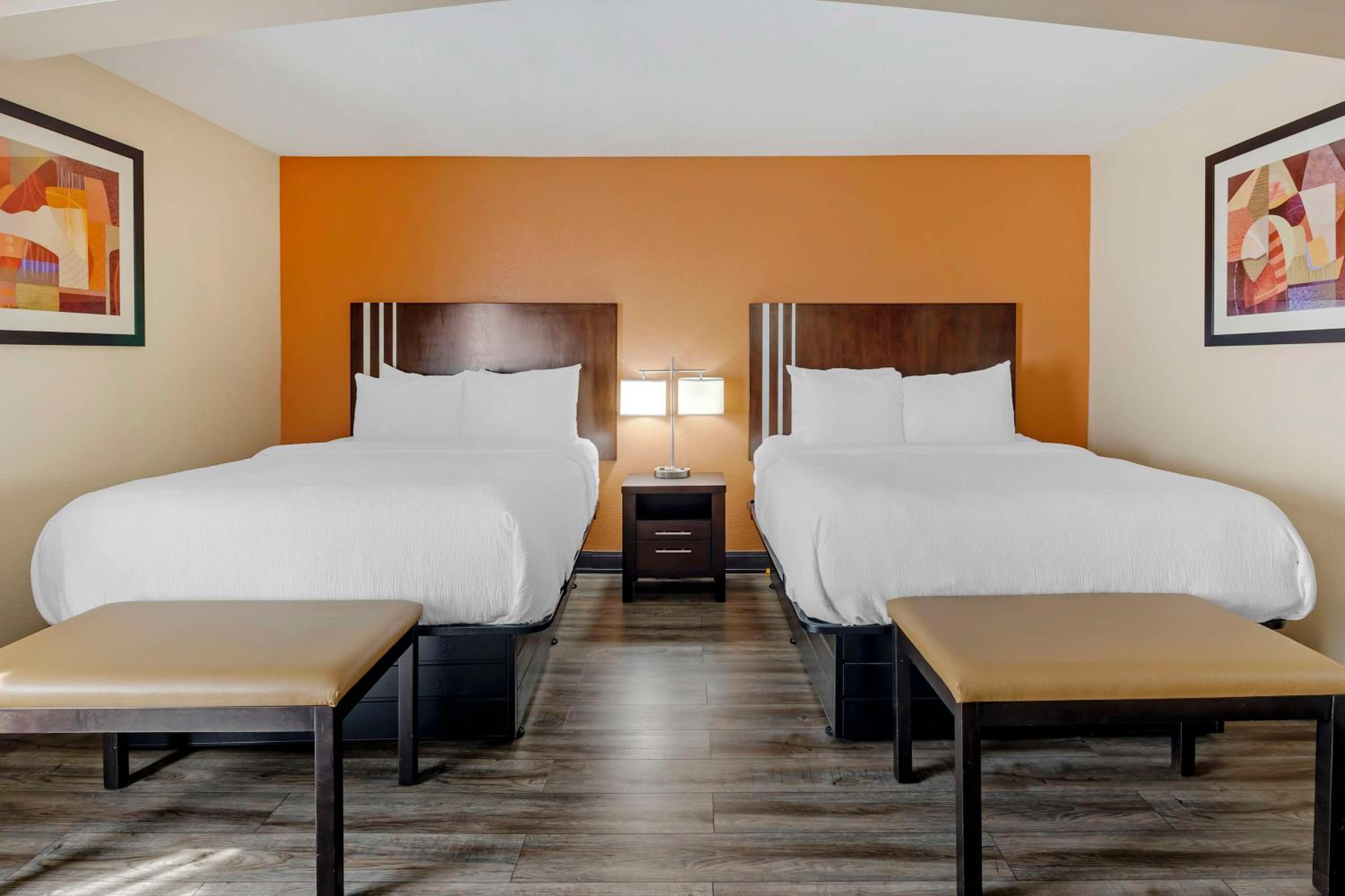 Queen Suite With Two Queen Beds - Non-Smoking photo 1