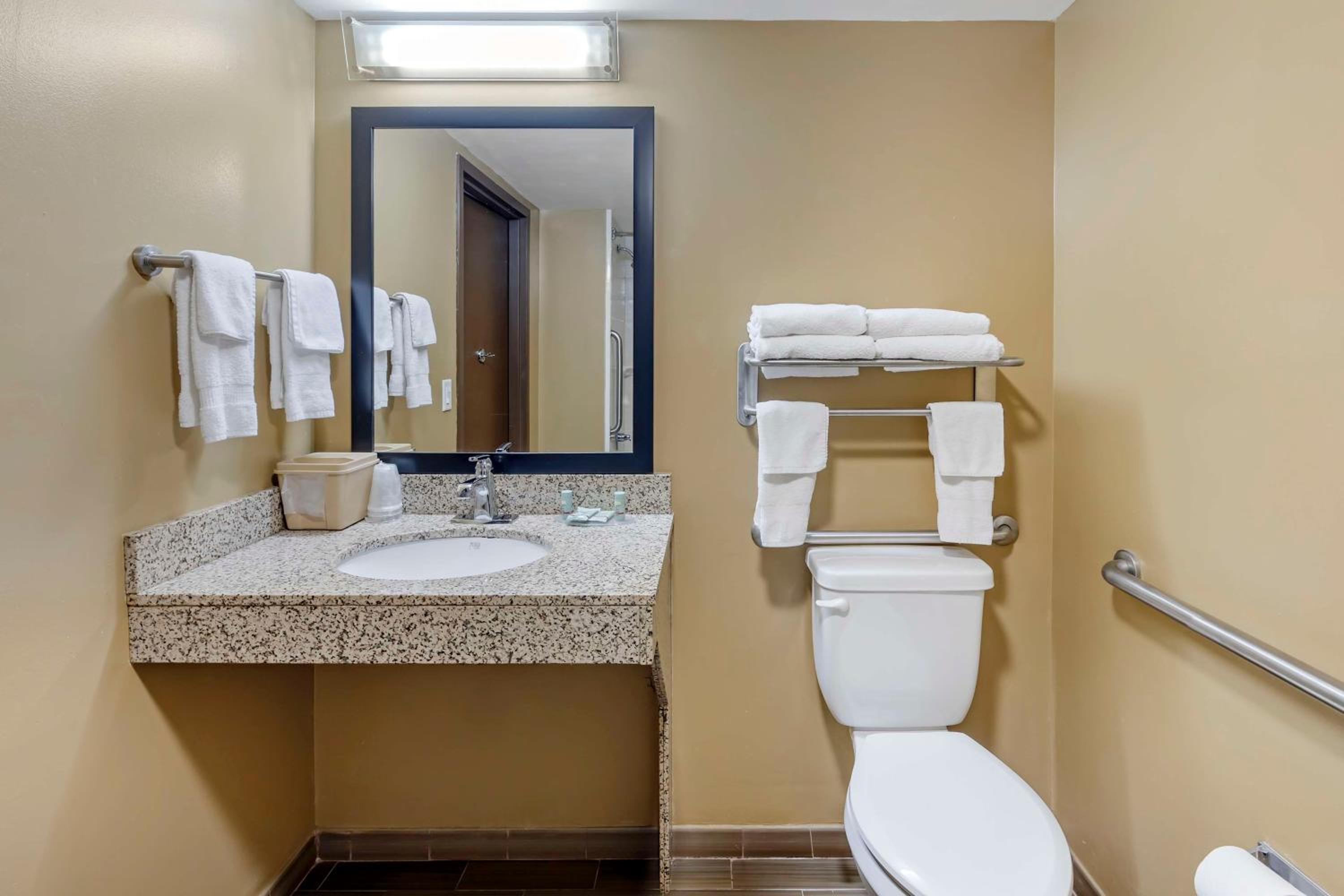 Queen Room With Two Queen Beds - Disability Access - Photo 4