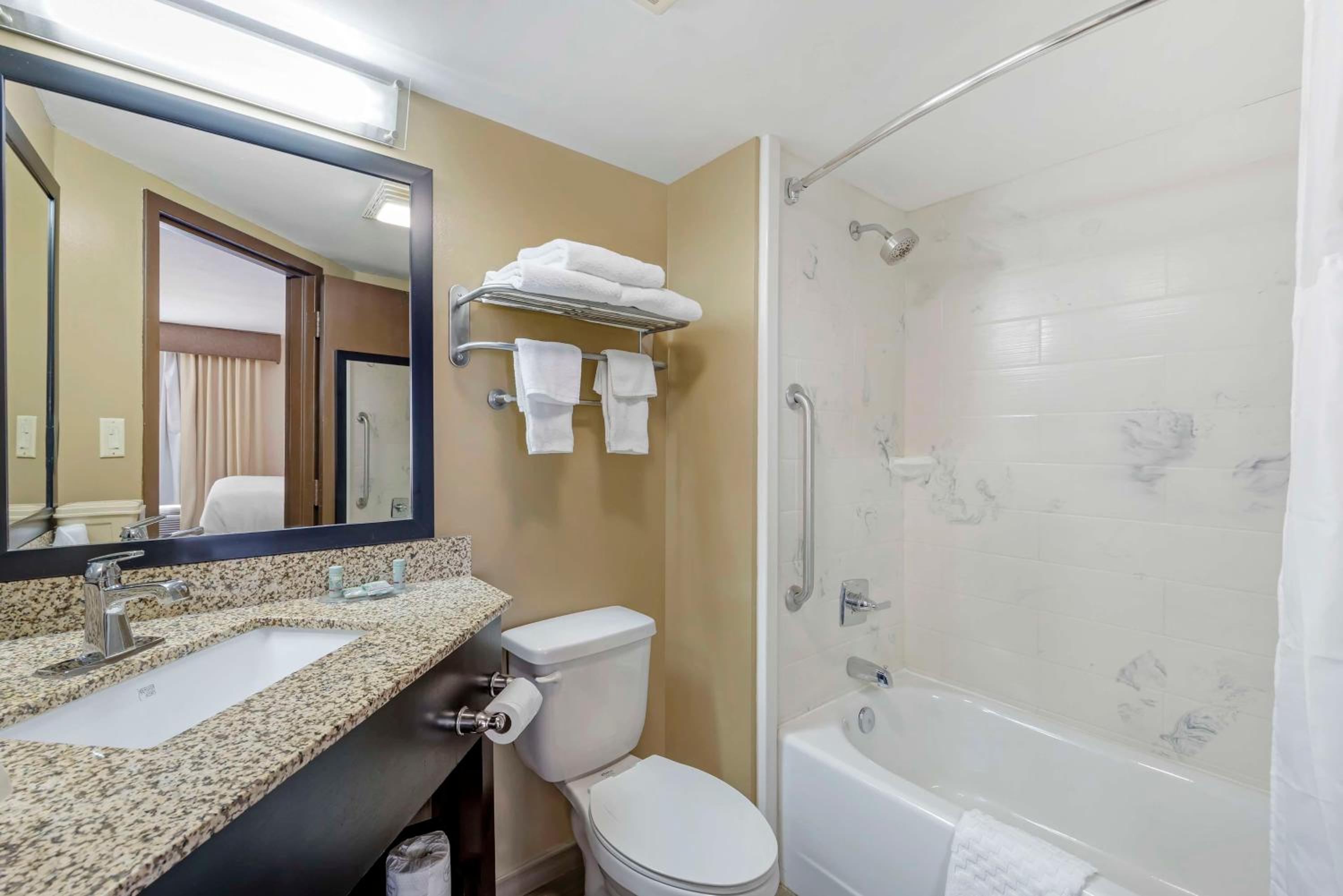 Queen Suite With Two Queen Beds - Non-Smoking photo 2