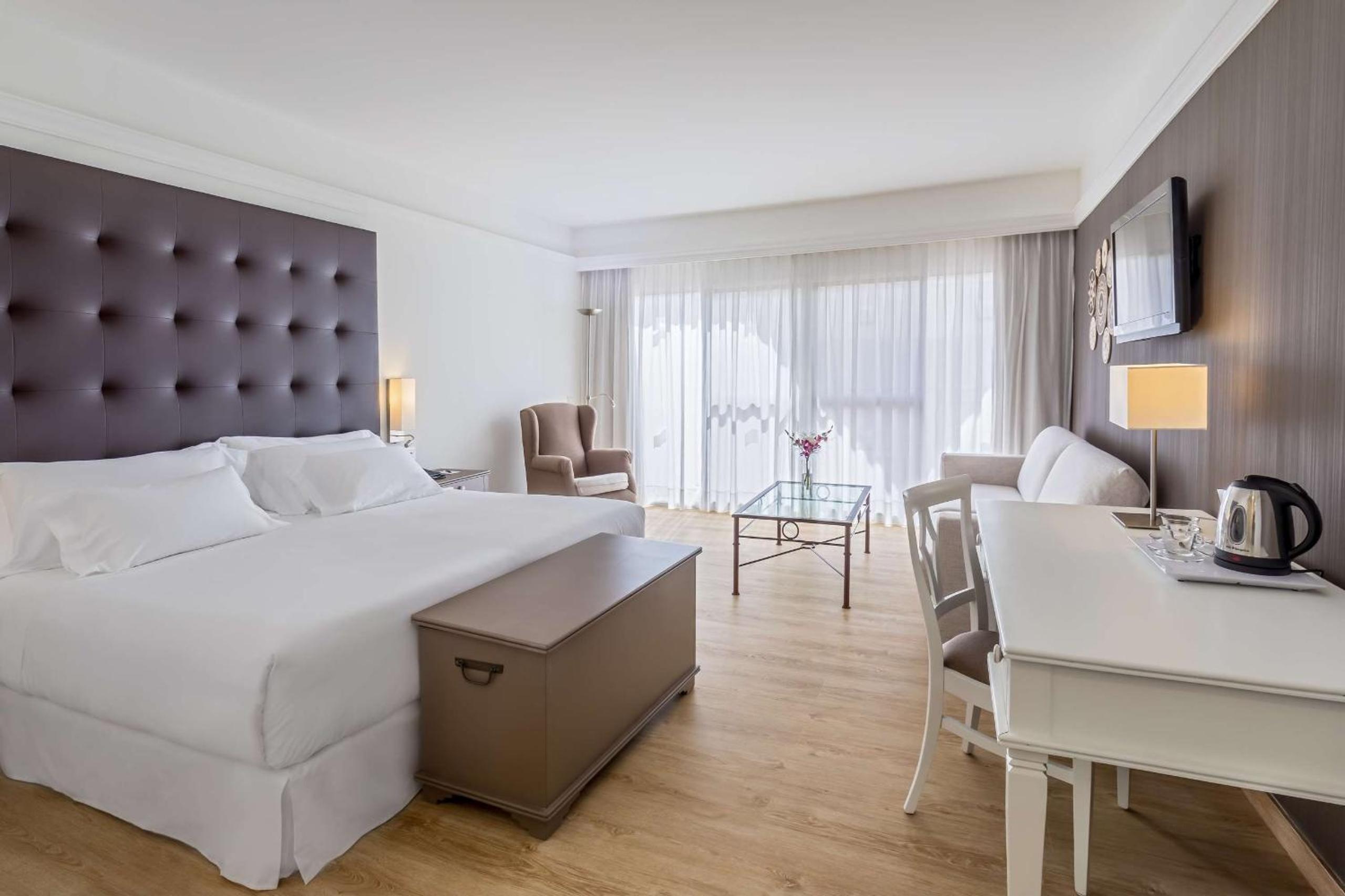 Deluxe Room - Photo 6