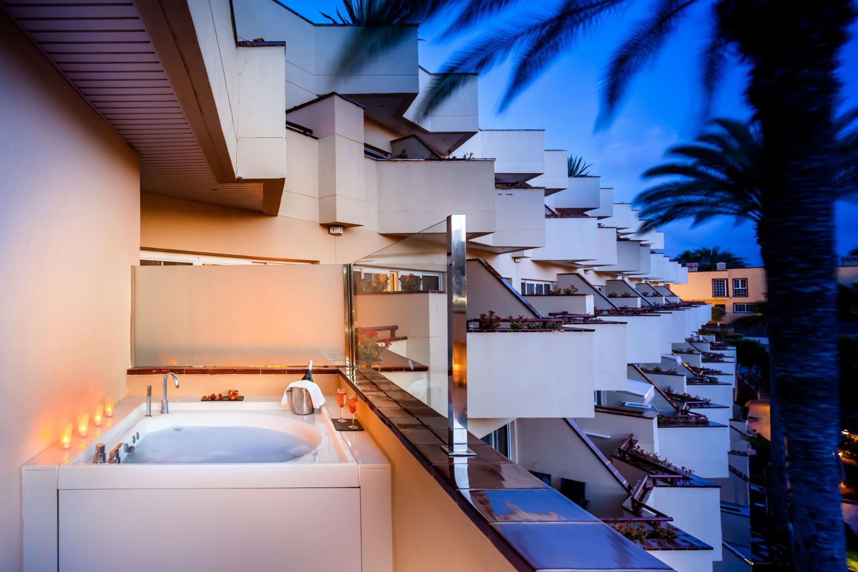 Suite with Hot Tub photo 3