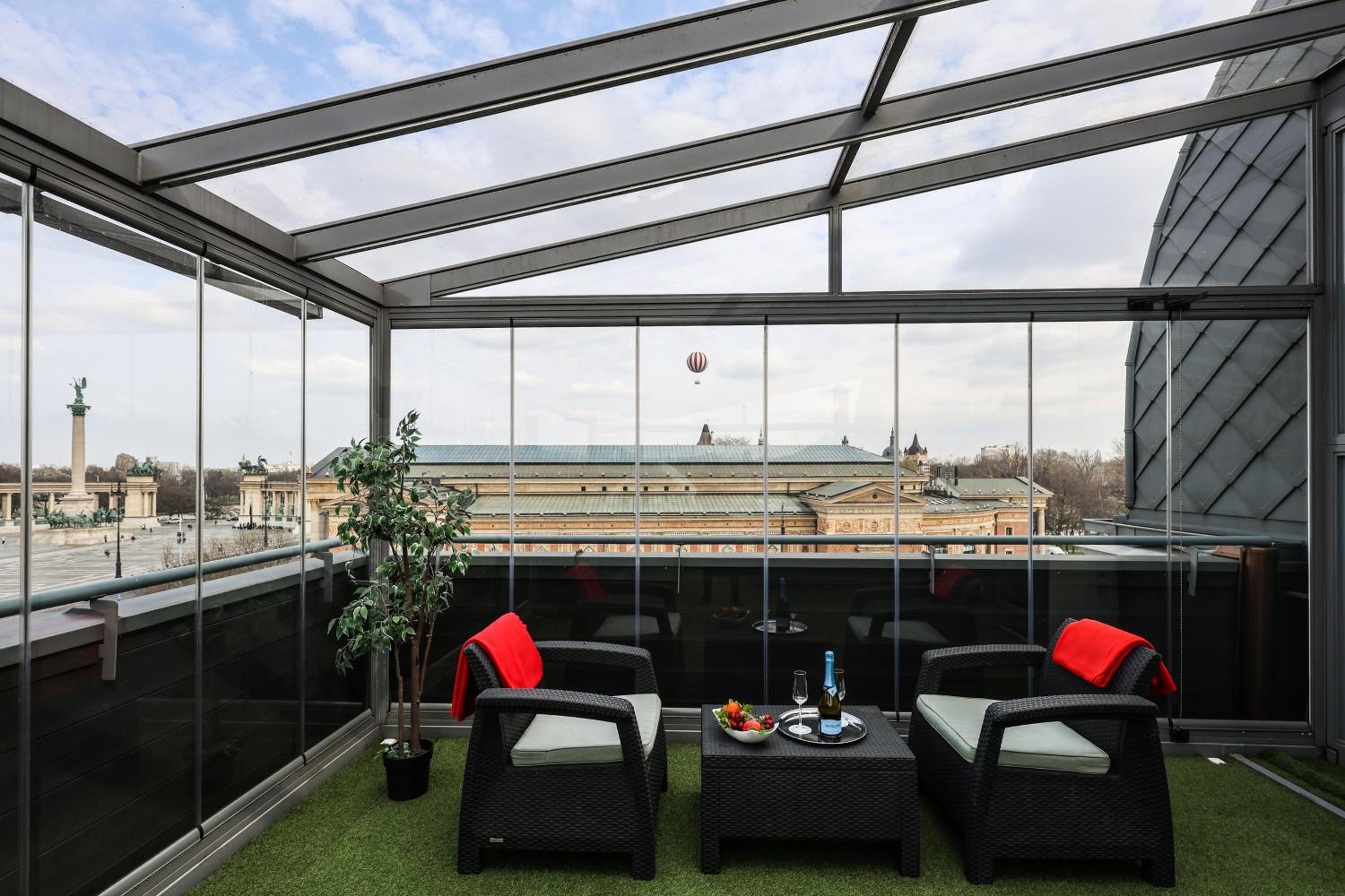 Luxury Suite with Hot Tub and View - Photo 1