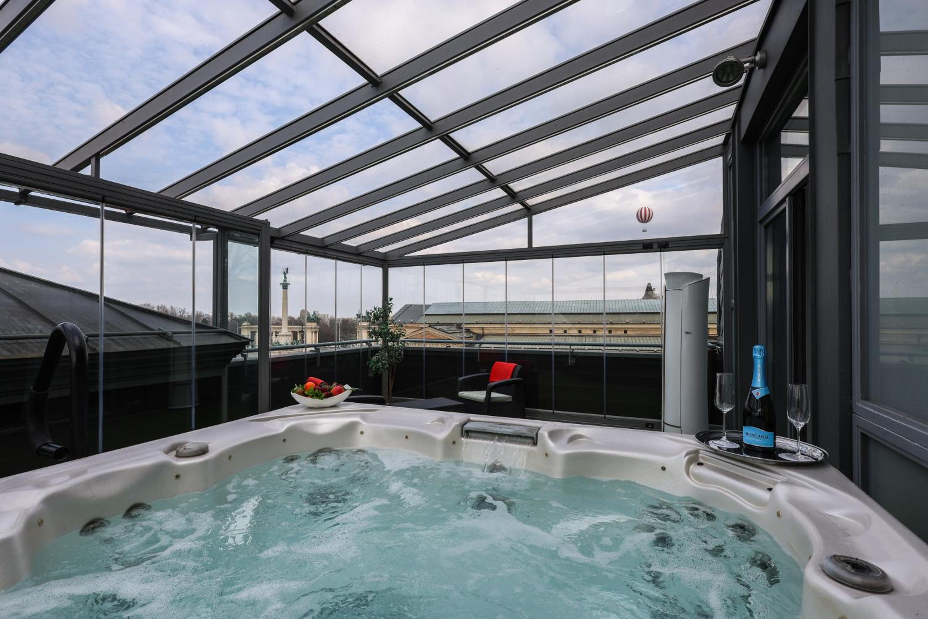 Luxury Suite with Hot Tub and View - Photo 3
