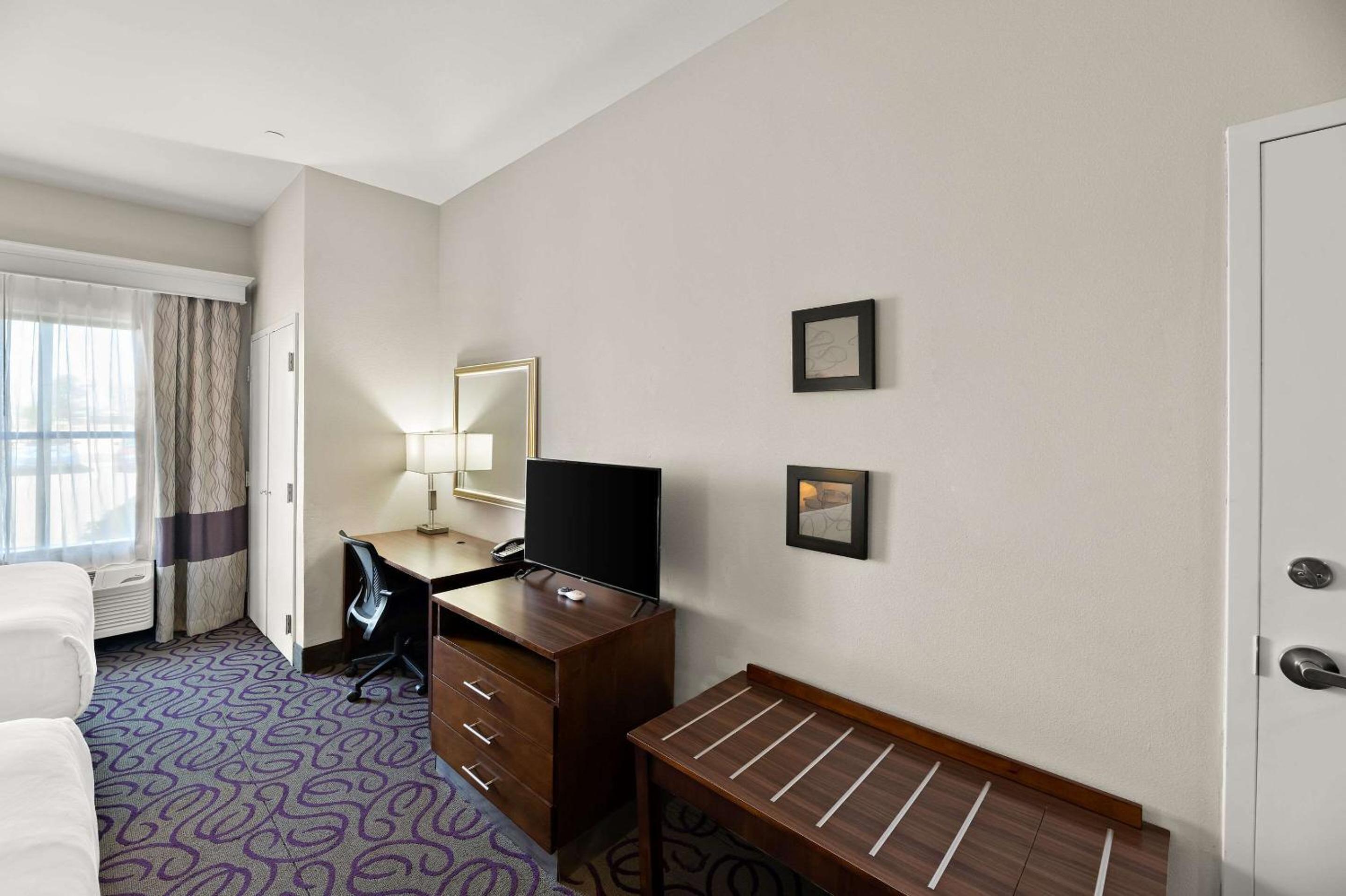 Queen Room with Two Queen Beds - Accessible/Non-Smoking  photo 2