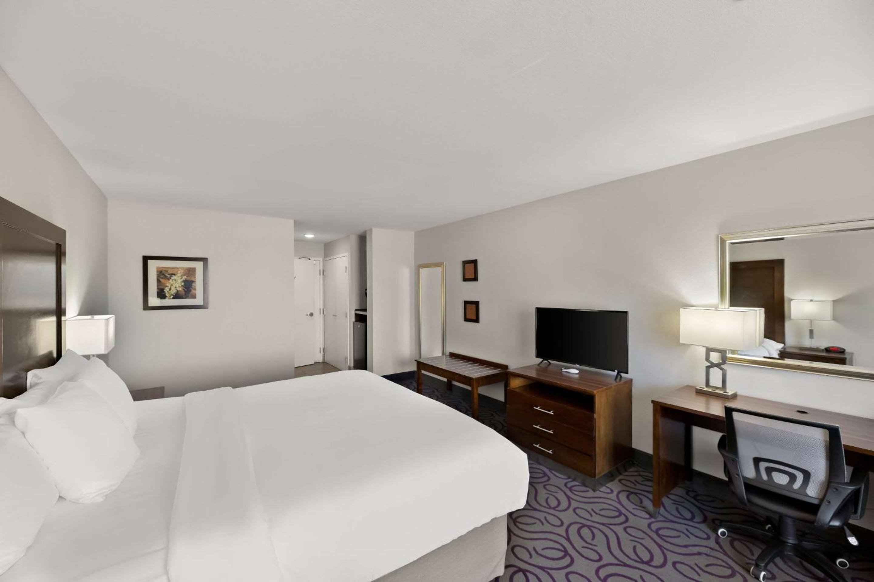 Standard King Room - Non-Smoking  photo 2