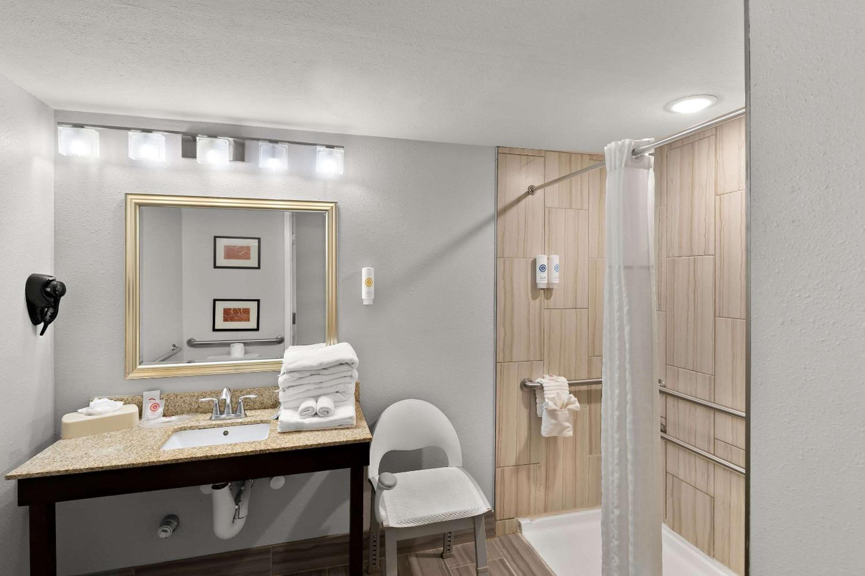 Queen Room with Two Queen Beds - Accessible/Non-Smoking  photo 3