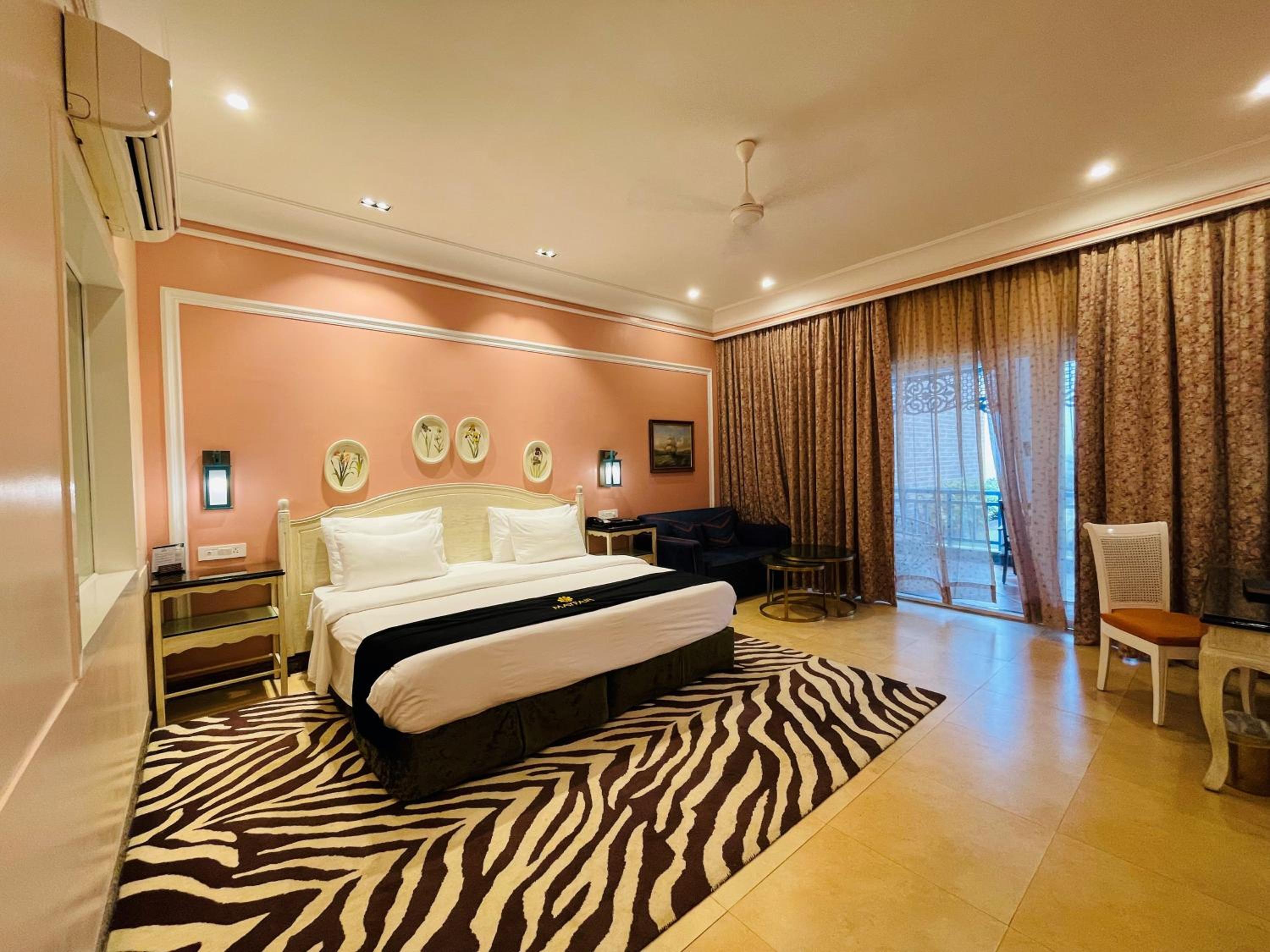 Deluxe Double Room - 10% Discount on Foods & Soft Beverages* | 15% Discounts on Laundry Services* | INR 500 spa credit during your stay on selective Massage services. TnC Apply.* | Free Mini-bar - 2 cans of soft Beverages (Once on Arrival)