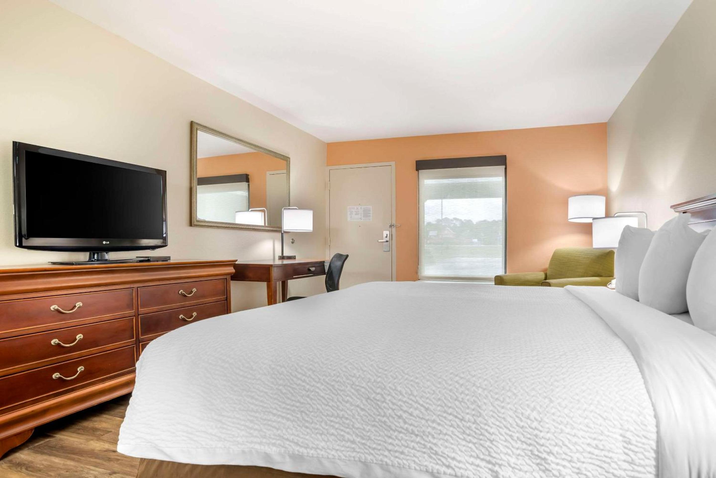 King Room - Accessible/Non-Smoking - Photo 3