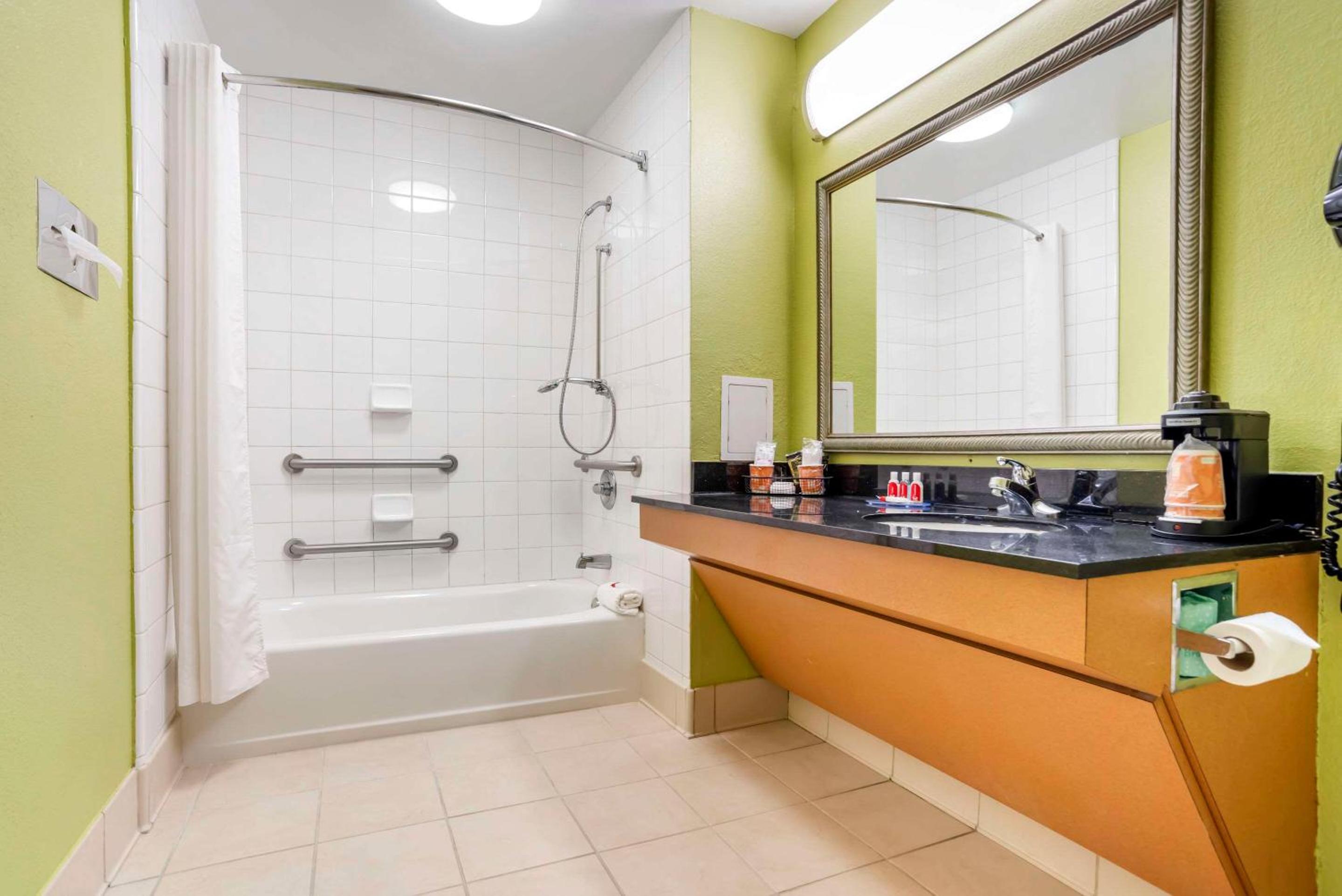 King Room - Accessible/Non-Smoking - Photo 4