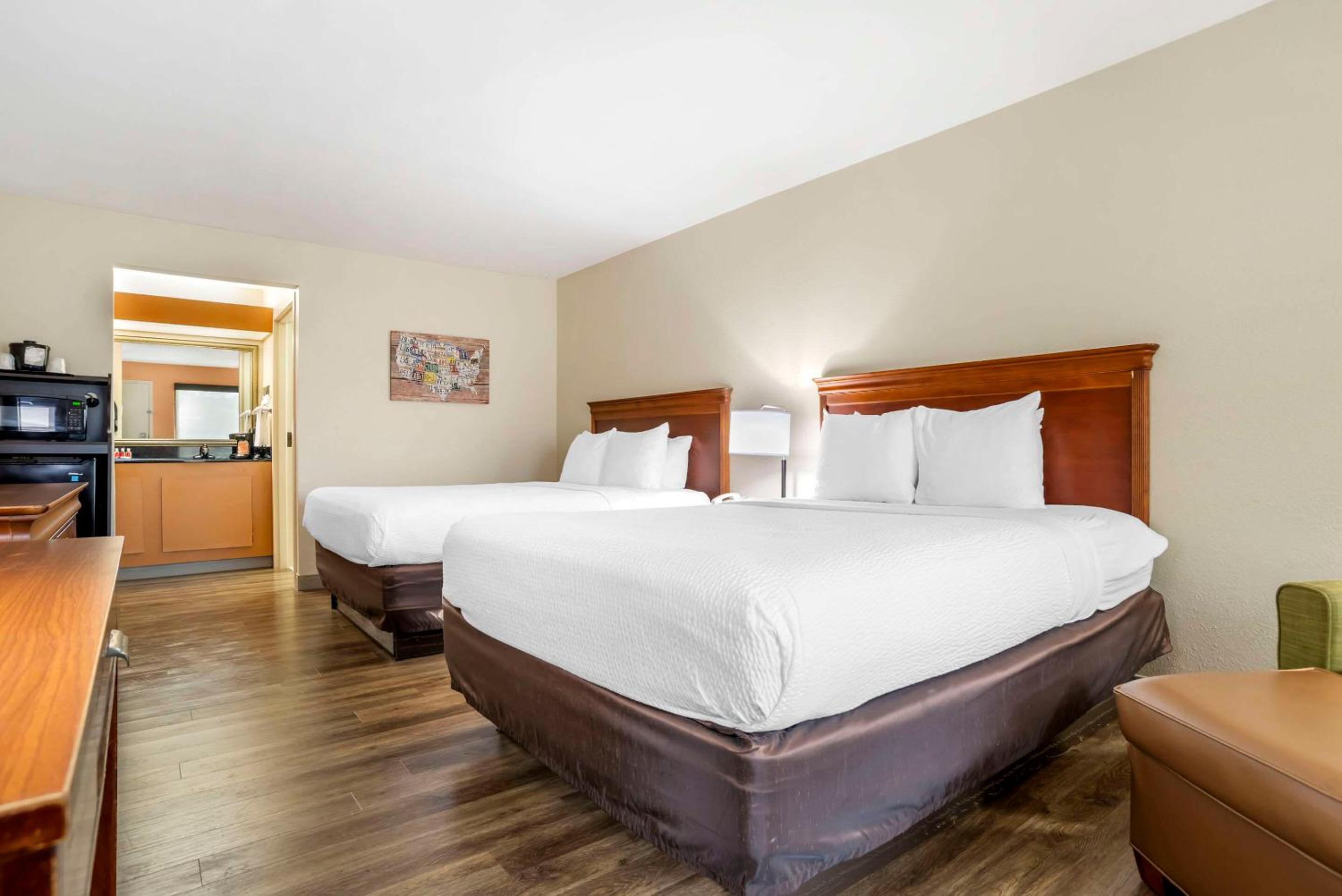 Queen Room with Two Queen Beds - Smoking - Photo 1